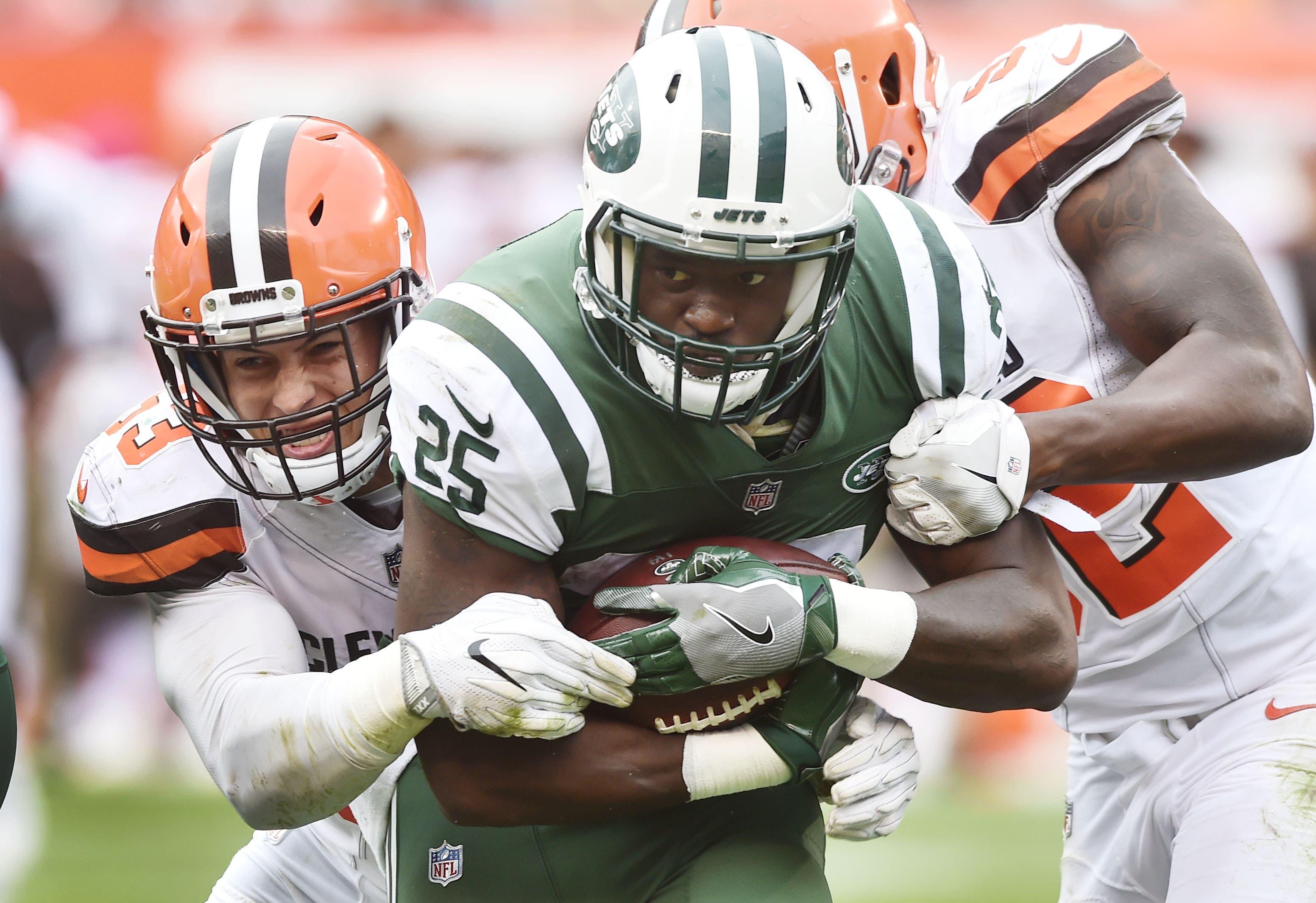 New York Jets running back Elijah McGuire runs with the ball as Cleveland Browns middle linebacker Joe Schobert and outside linebacker James Burgess bring him down during the second half at FirstEnergy Stadium. / Ken Blaze/USA TODAY Sports