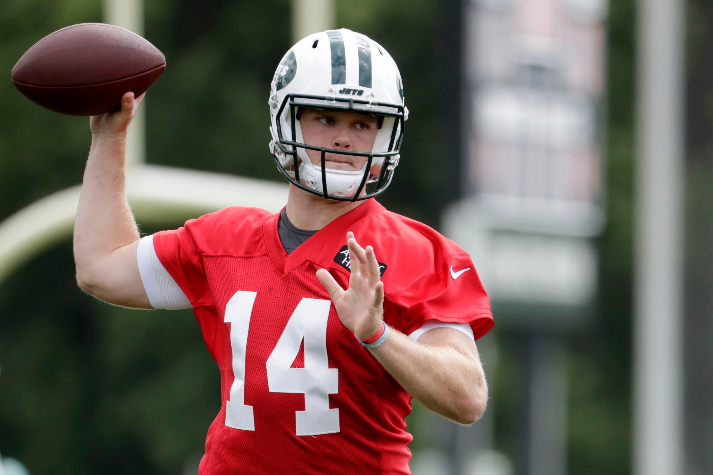 New York Jets quarterback Sam Darnold works out during the team's NFL football organized training activities, Tuesday, June 5, 2018, in Florham Park, N.J. (AP Photo/Julio Cortez) / Julio Cortez/AP