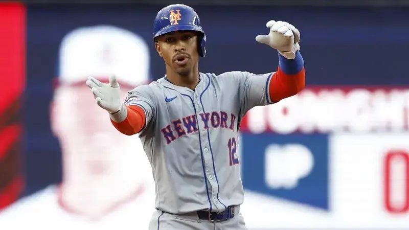 New York Mets shortstop Francisco Lindor (12) gestures to his dugout from second base after hitting a double against the Washington Nationals during the first inning at Nationals Park. / Geoff Burke-USA TODAY Sports