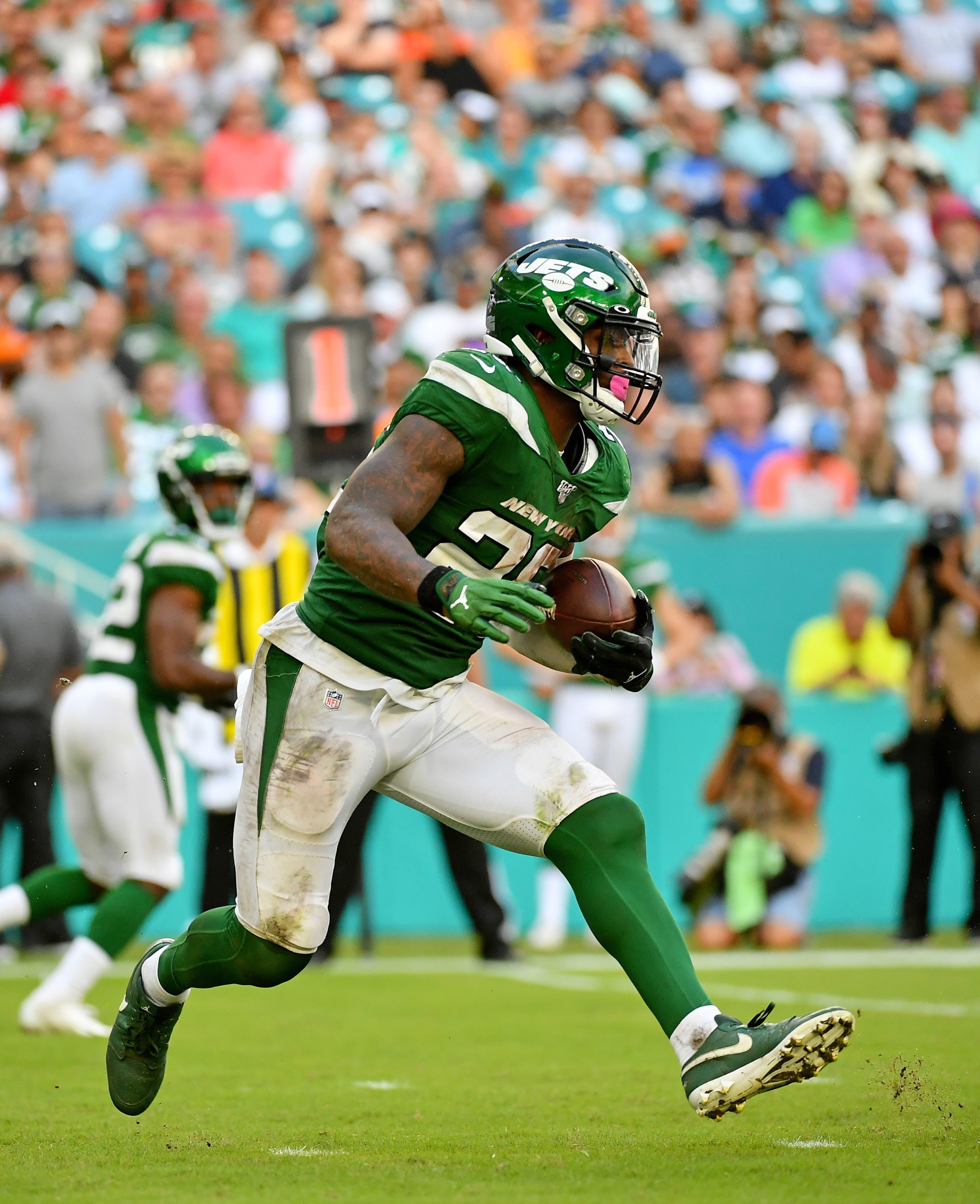 Nov 3, 2019; Miami Gardens, FL, USA; New York Jets running back Le'Veon Bell (26) runs the ball against the Miami Dolphins during the second half at Hard Rock Stadium. Mandatory Credit: Jasen Vinlove-USA TODAY Sports / Jasen Vinlove