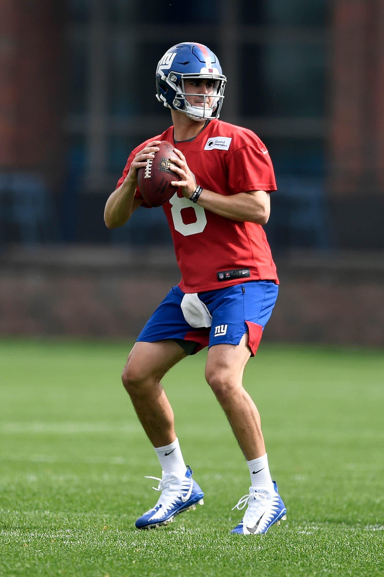 New York Giants quarterback draft pick Daniel Jones looks to pass during a drill during rookie minicamp at Quest Diagnostics Training Center. / Sarah Stier/USA TODAY Sports