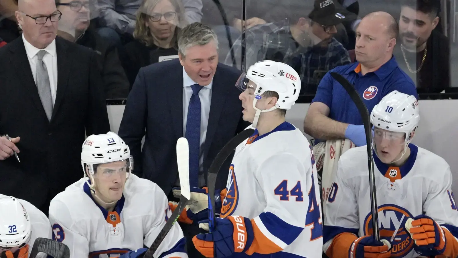 New York Islanders head coach Patrick Roy talks to forward Jean-Gabriel Pageau during the first period of the game against the Montreal Canadiens at the Bell Centre. / Eric Bolte-USA TODAY Sports