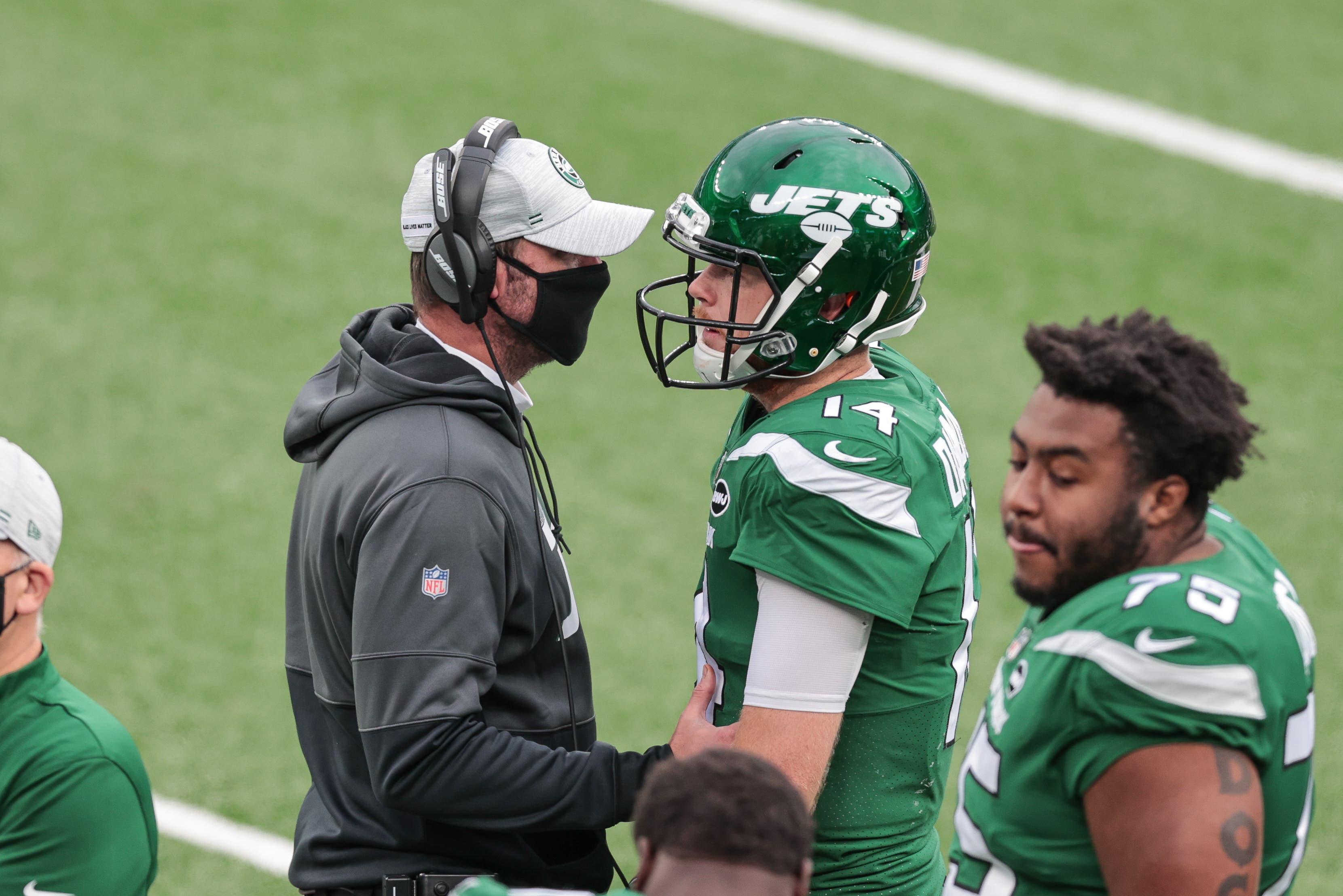 Oct 25, 2020; East Rutherford, New Jersey, USA; New York Jets head coach Adam Gase talks with quarterback Sam Darnold (14) during the second half against the Buffalo Bills at MetLife Stadium. / © Vincent Carchietta-USA TODAY Sports