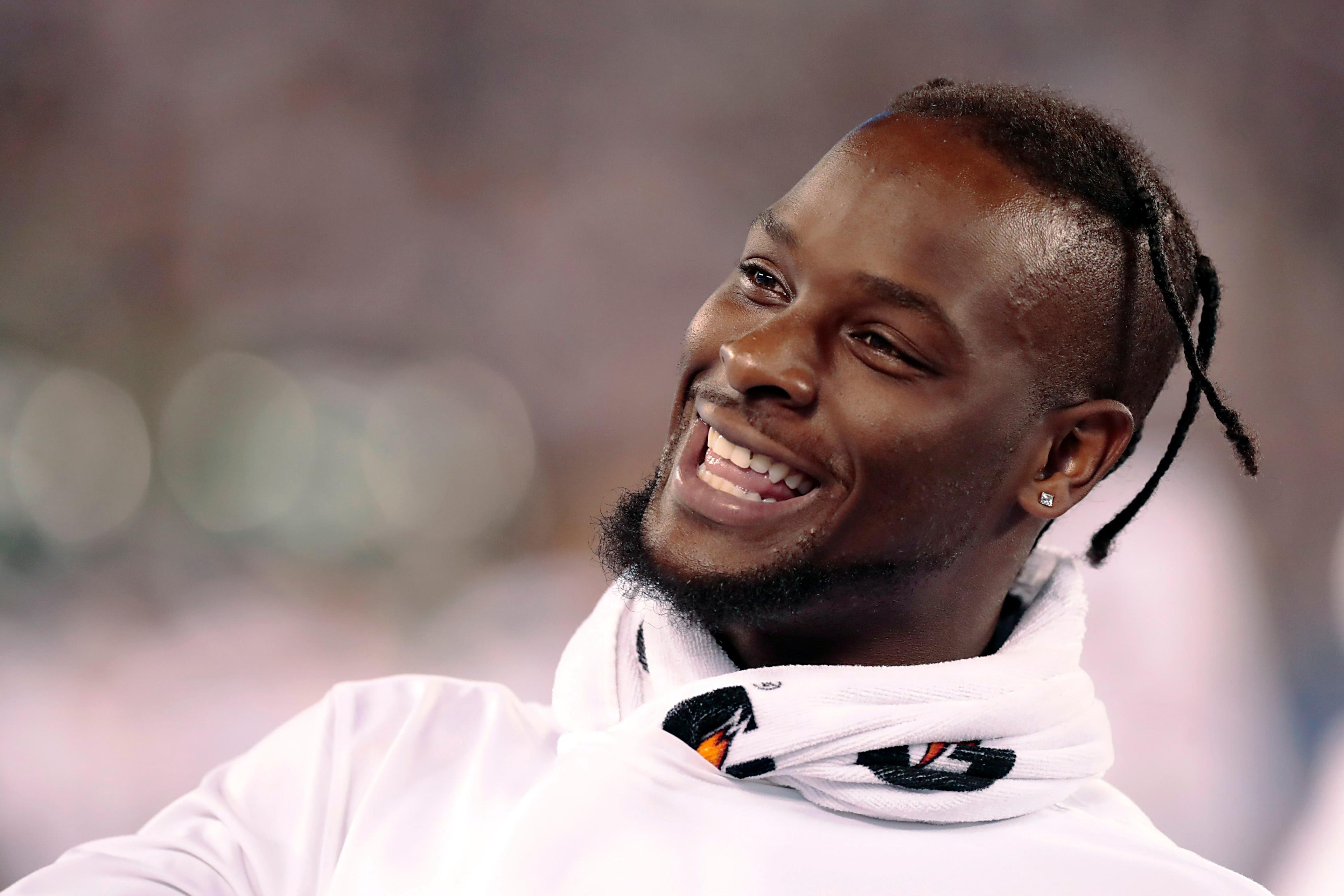 Aug 8, 2019; East Rutherford, NJ, USA; New York Jets running back Le'Veon Bell (26) looks on during the second half against the New York Giants at MetLife Stadium. Mandatory Credit: Vincent Carchietta-USA TODAY Sports / Vincent Carchietta