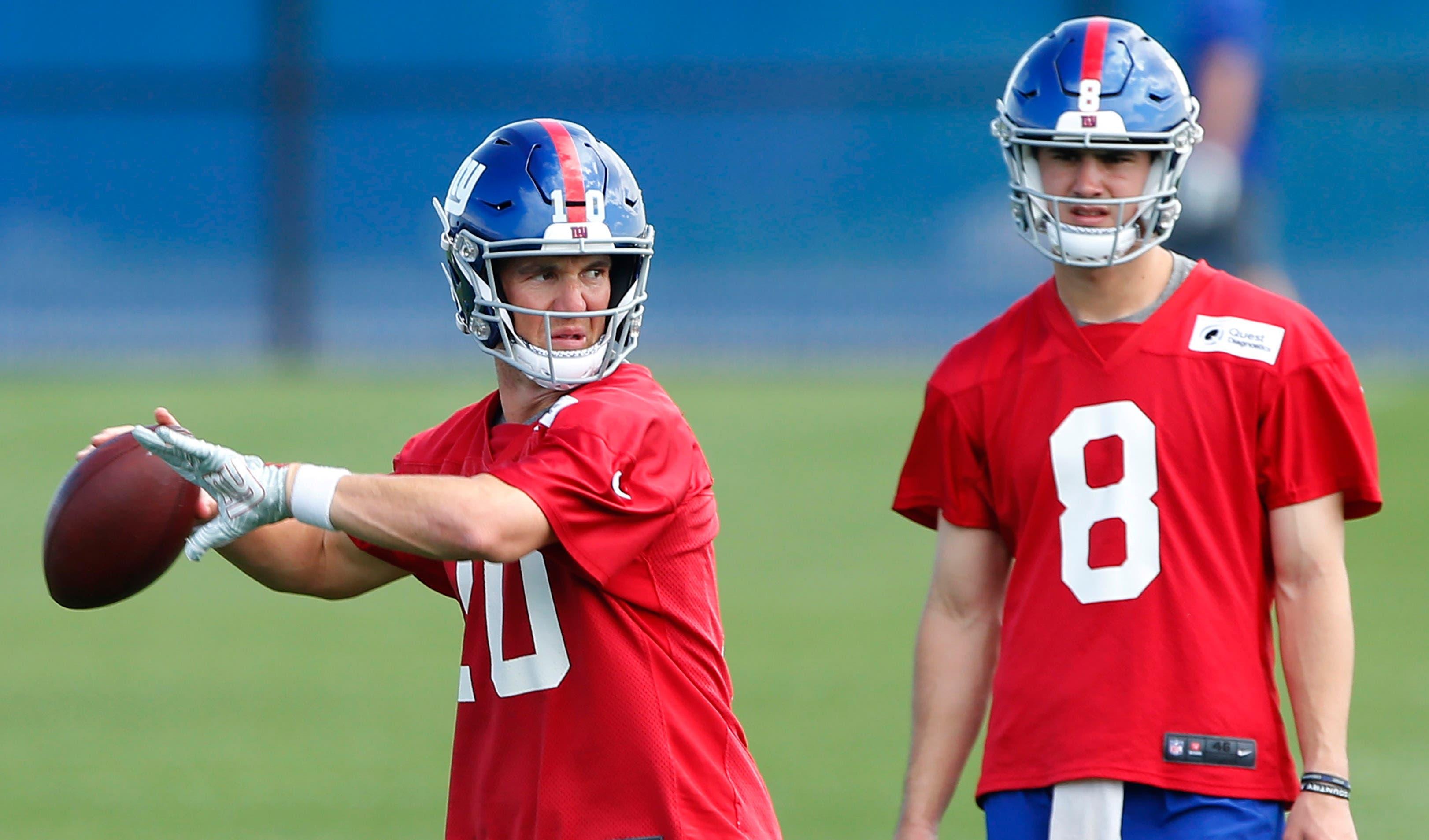 New York Giants rookie quarterback Daniel Jones watches Eli Manning during organized team activities at Quest Diagnostic Training Center. / Noah K. Murray/USA TODAY Sports