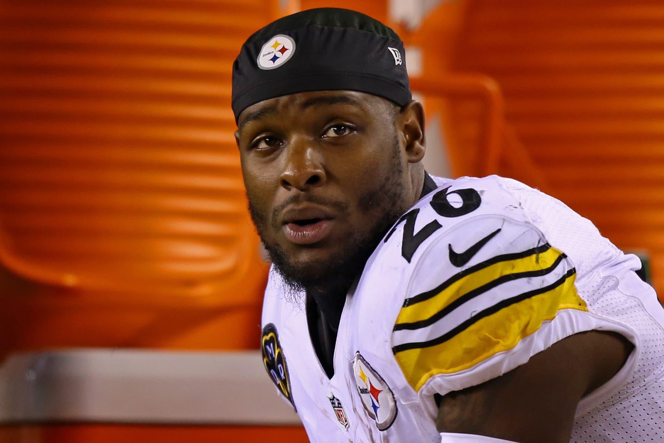 Dec 4, 2017; Cincinnati, OH, USA; Pittsburgh Steelers running back Le'Veon Bell (26) sits on the bench against the Cincinnati Bengals in the first half at Paul Brown Stadium. Mandatory Credit: Aaron Doster-USA TODAY Sports / Aaron Doster