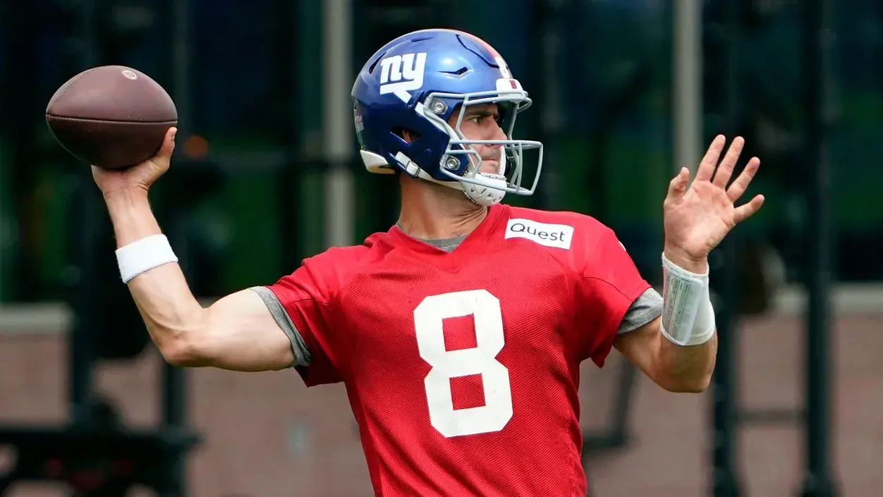 New York Giants quarterback Daniel Jones (8) throws during day two of mandatory minicamp at the Giants training center on Wednesday, June 14, 2023, in East Rutherford. / Danielle Parhizkaran/NorthJersey.com / USA TODAY NETWORK