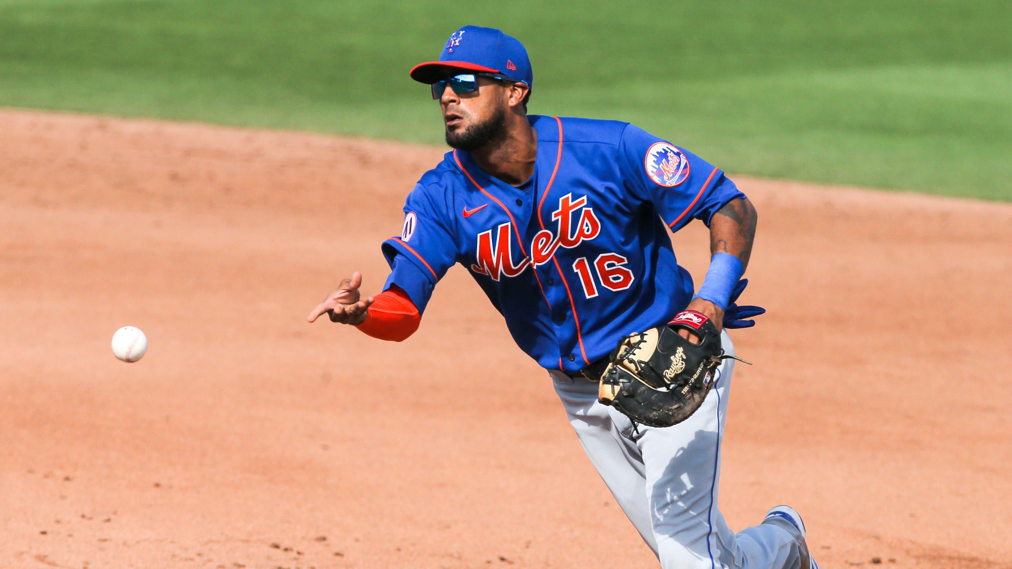 New York Mets first baseman Jose Martinez (16) throws to first base against the New York Mets in the fourth inning at Roger Dean Chevrolet Stadium. / USA TODAY Sports