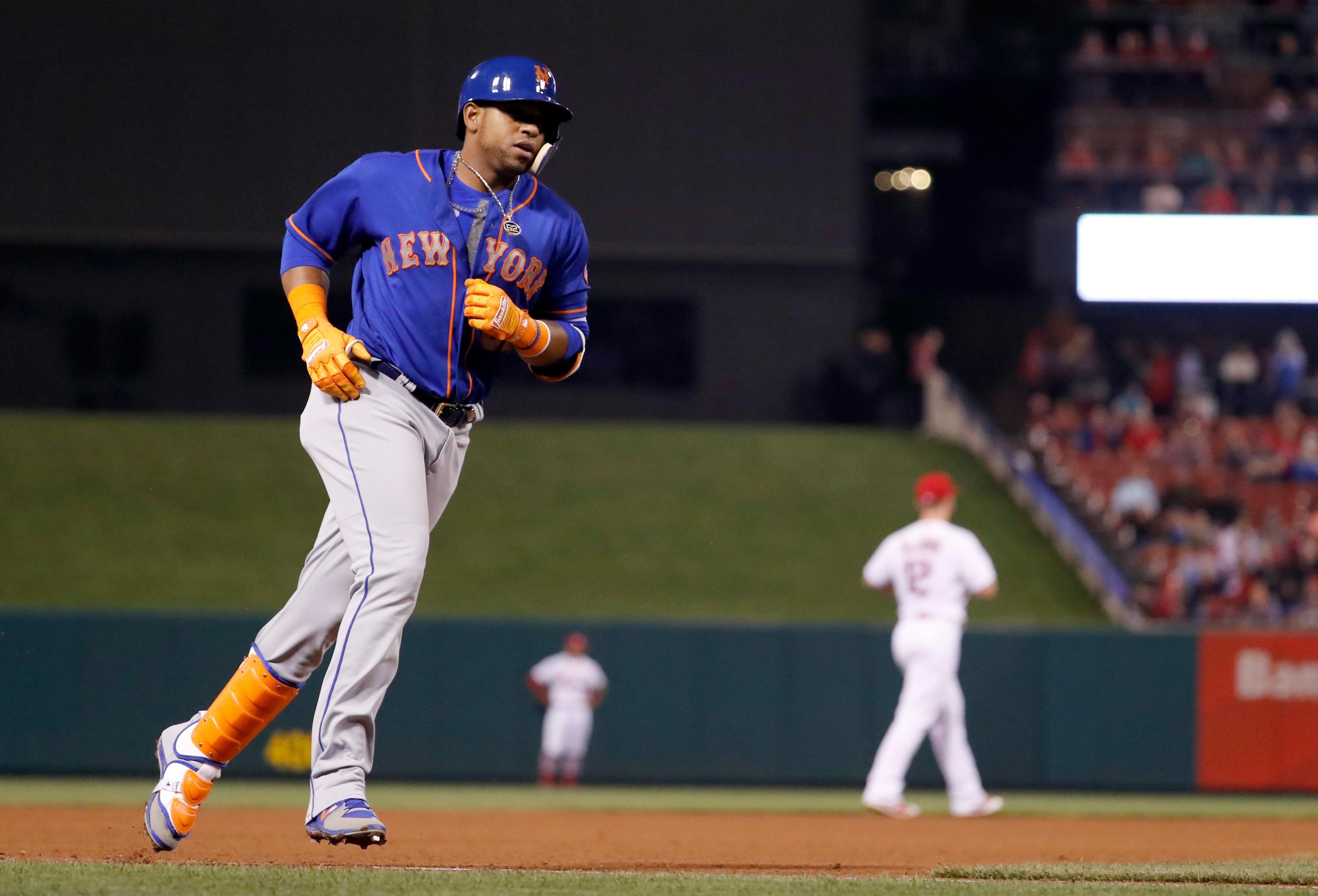 New York Mets' Yoenis Cespedes rounds the bases after hitting a three-run home run during the fifth inning of a baseball game against the St. Louis Cardinals Tuesday, April 24, 2018, in St. Louis. (AP Photo/Jeff Roberson) / Jeff Roberson/AP