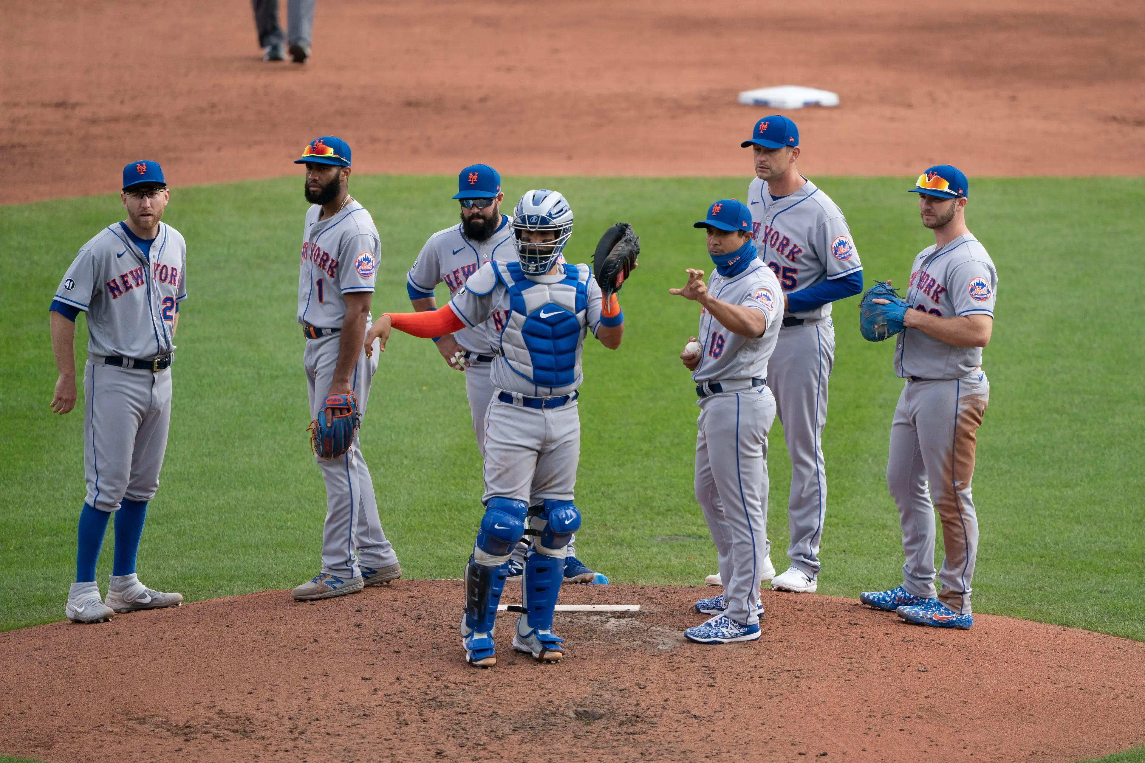 Luis Rojas and Mets players on the mound in Buffalo / USA Today