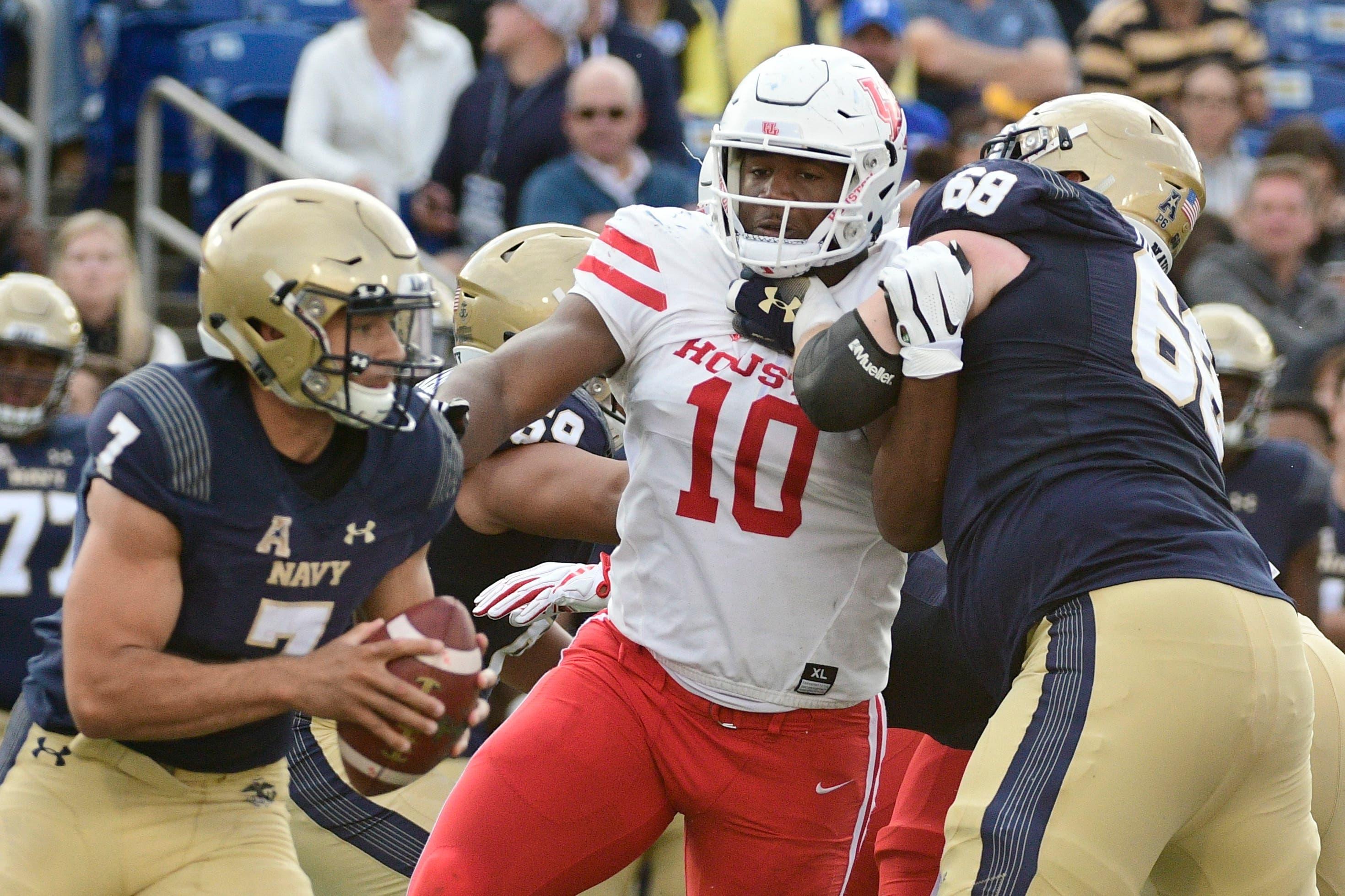 Oct 20, 2018; Annapolis, MD, USA; Houston Cougars defensive tackle Ed Oliver (10) applies pressure on Navy Midshipmen quarterback Garret Lewis (7) as guard David Forney (68) blocks during the second quarter at Navy-Marine Corps Memorial Stadium. Mandatory Credit: Tommy Gilligan-USA TODAY Sports / Tommy Gilligan