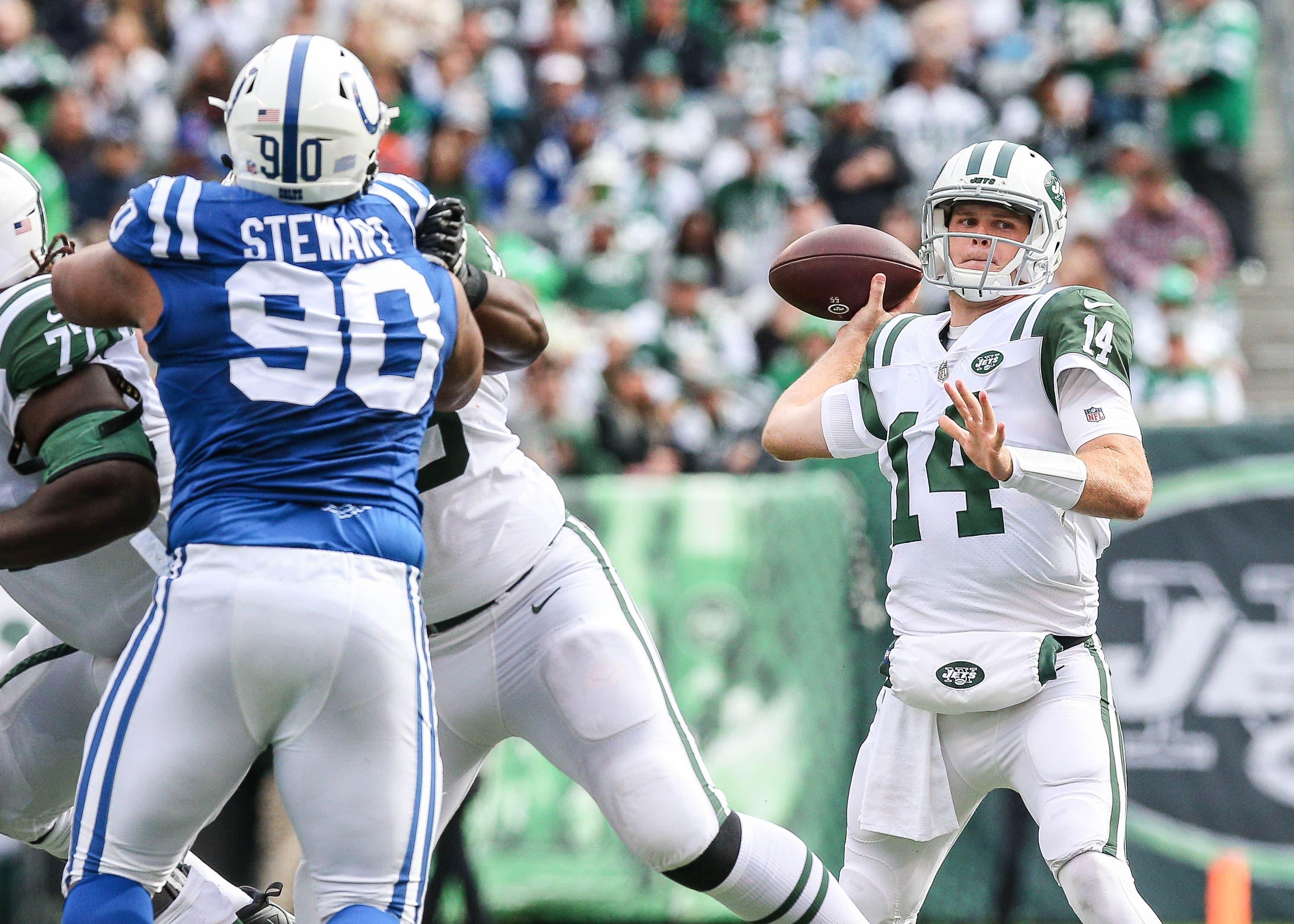 New York Jets quarterback Sam Darnold passes the ball in front of Indianapolis Colts defensive tackle Grover Stewart during the first half at MetLife Stadium. / Vincent Carchietta/USA TODAY Sports