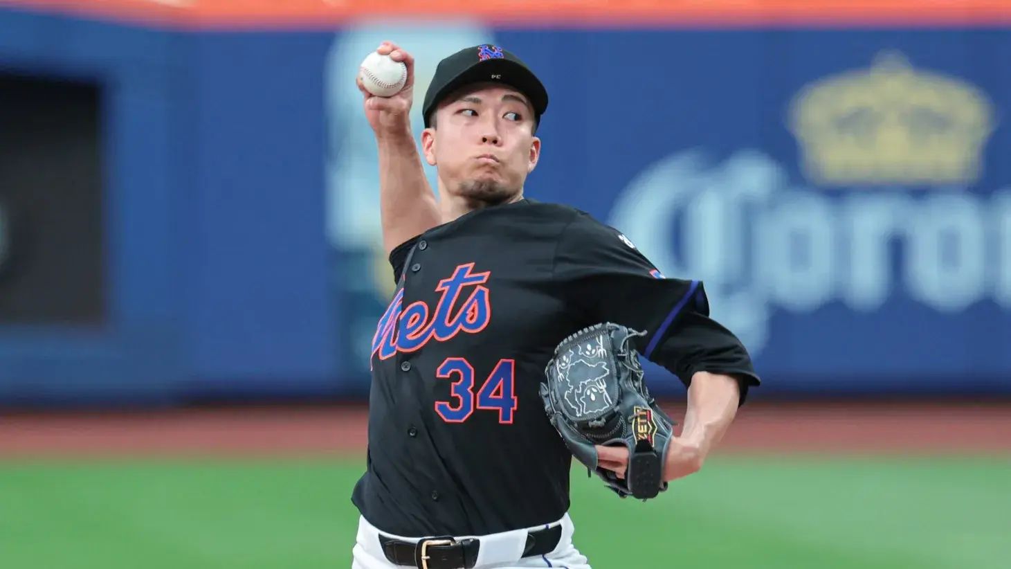 Jul 26, 2024; New York City, New York, USA; New York Mets starting pitcher Kodai Senga (34) delivers a pitch during the first inning against the Atlanta Braves at Citi Field. / Vincent Carchietta-USA TODAY Sports