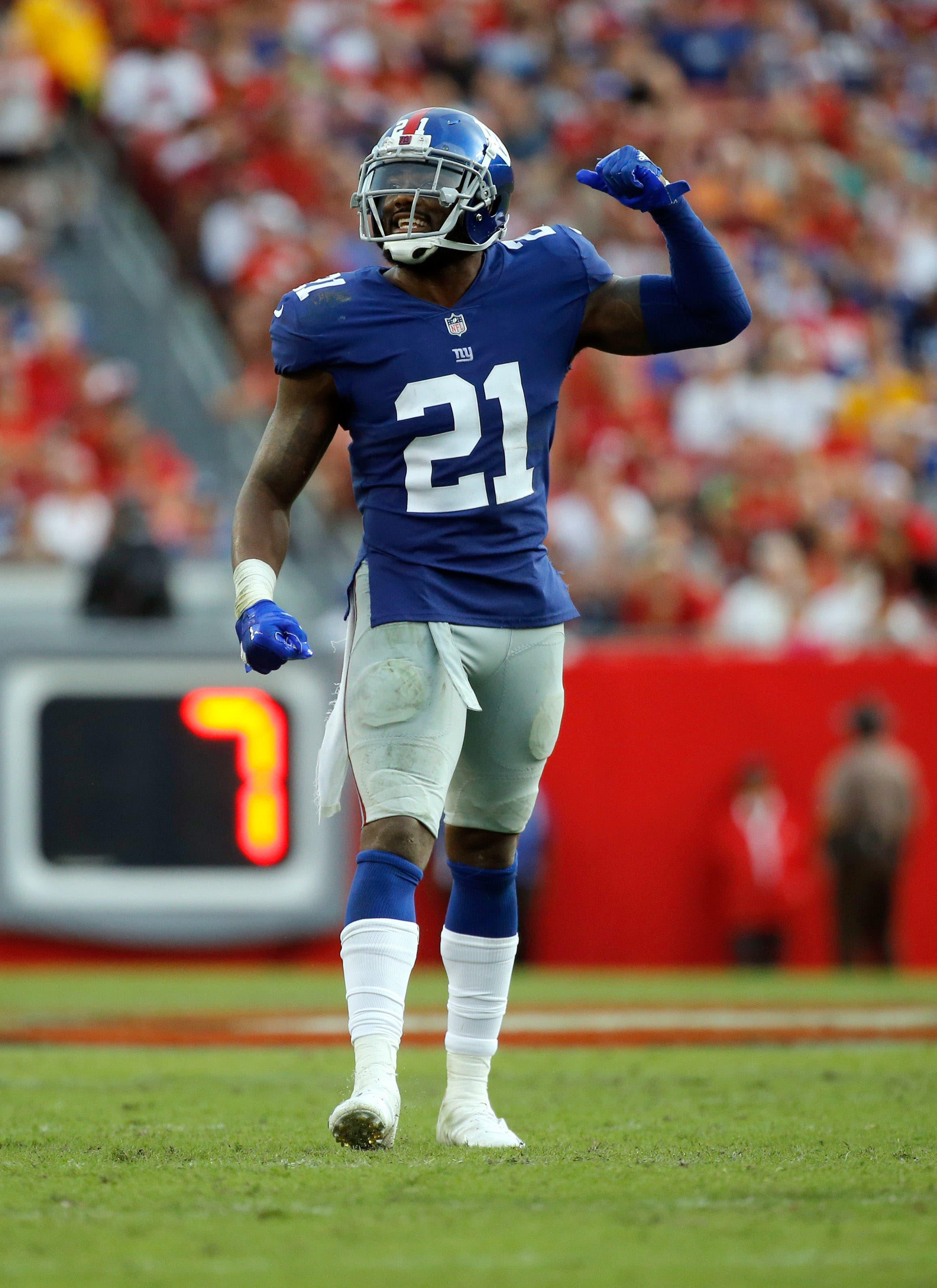 New York Giants strong safety Landon Collins calls a play against the Tampa Bay Buccaneers during the second half at Raymond James Stadium. / Kim Klement/USA TODAY Sports