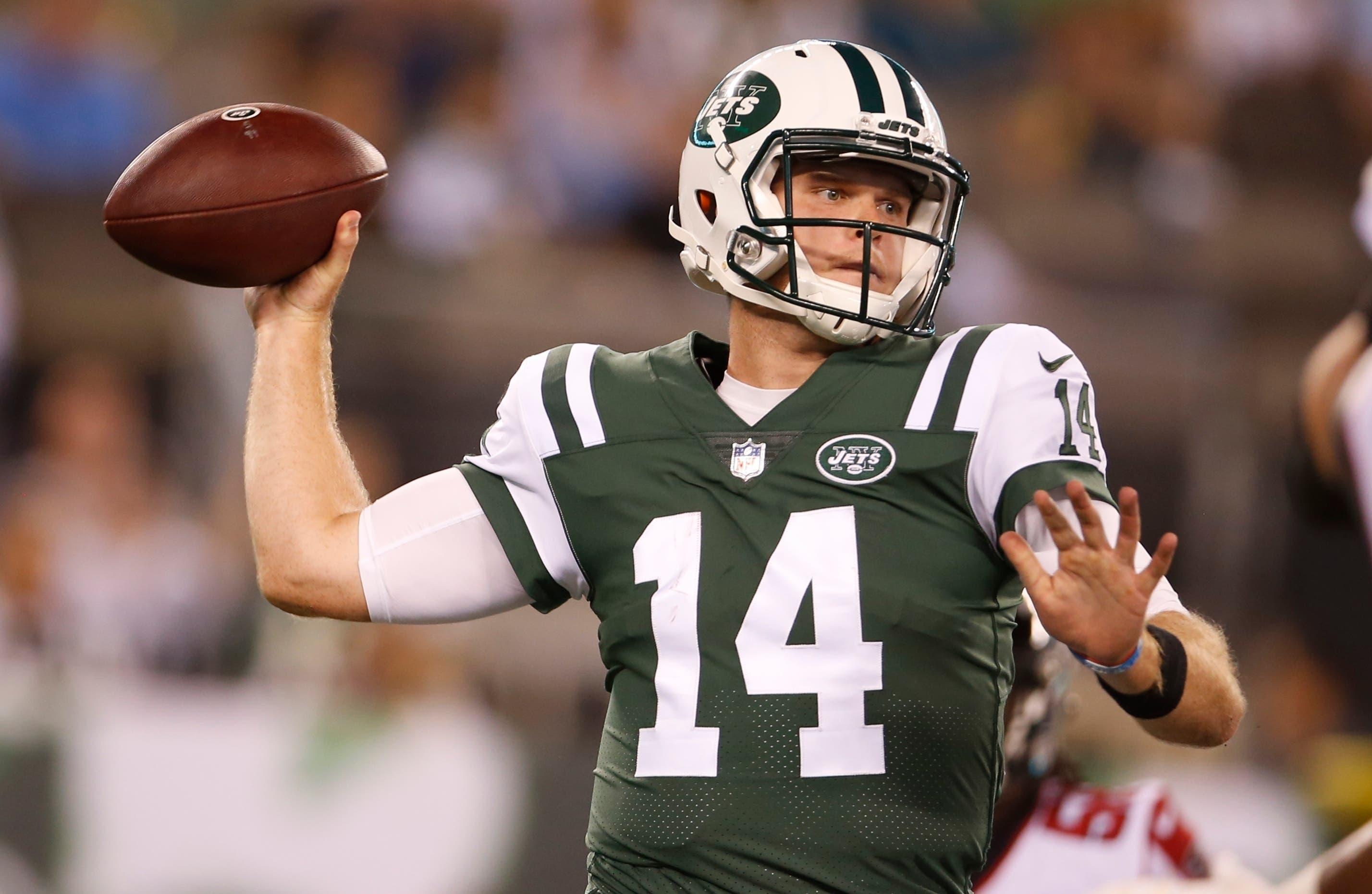 New York Jets quarterback Sam Darnold throws a pass during the first half of a preseason NFL football game against the Atlanta Falcons. / AP