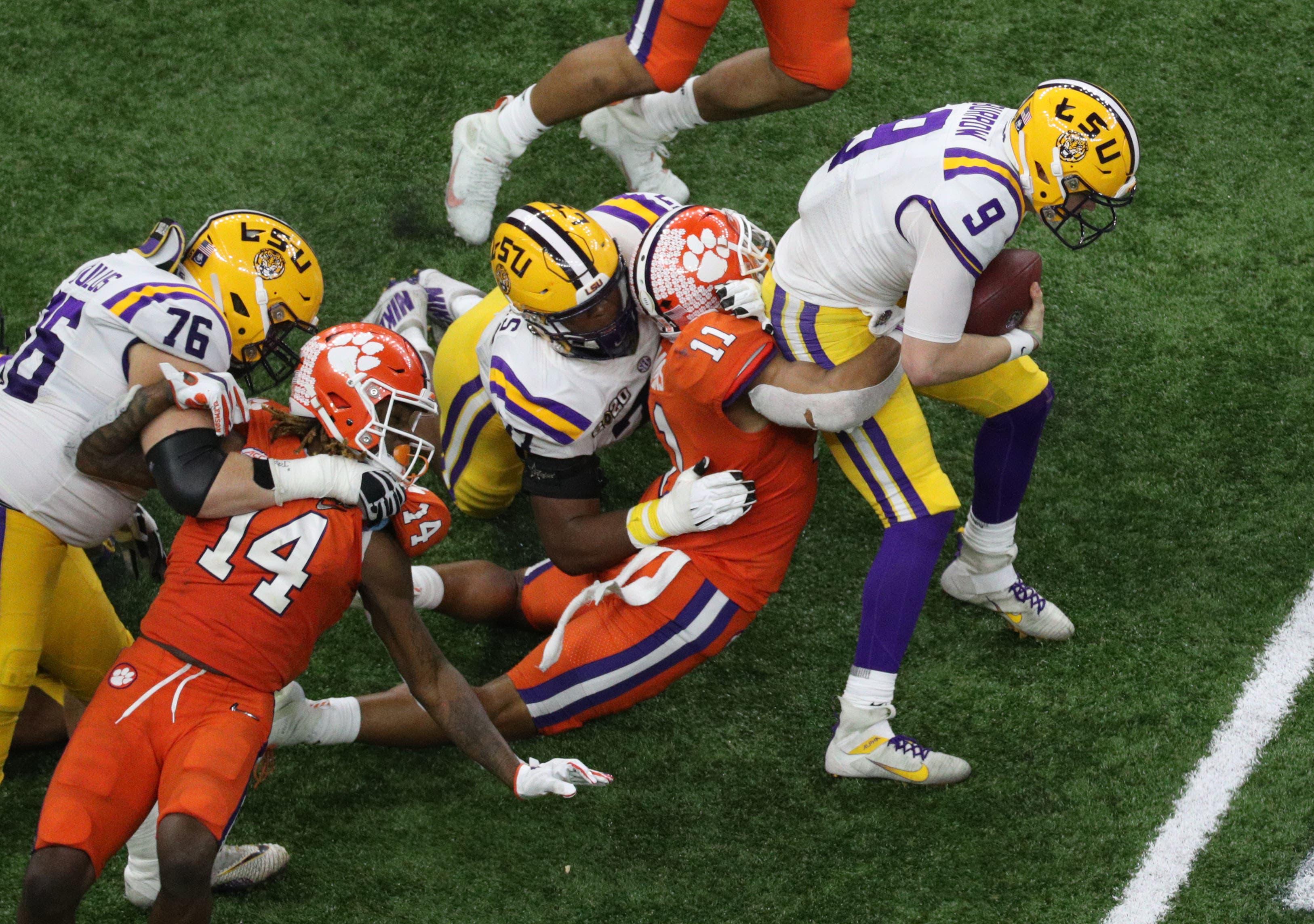 Clemson LB Isaiah Simmons sacks LSU QB Joe Burrow / Stephen Lew