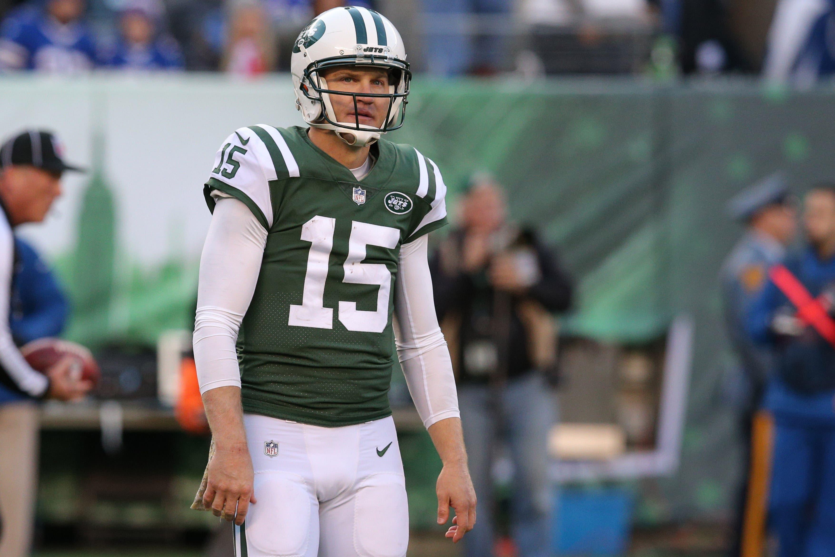 New York Jets quarterback Josh McCown reacts during the fourth quarter against the Buffalo Bills at MetLife Stadium. / Brad Penner/USA TODAY Sports