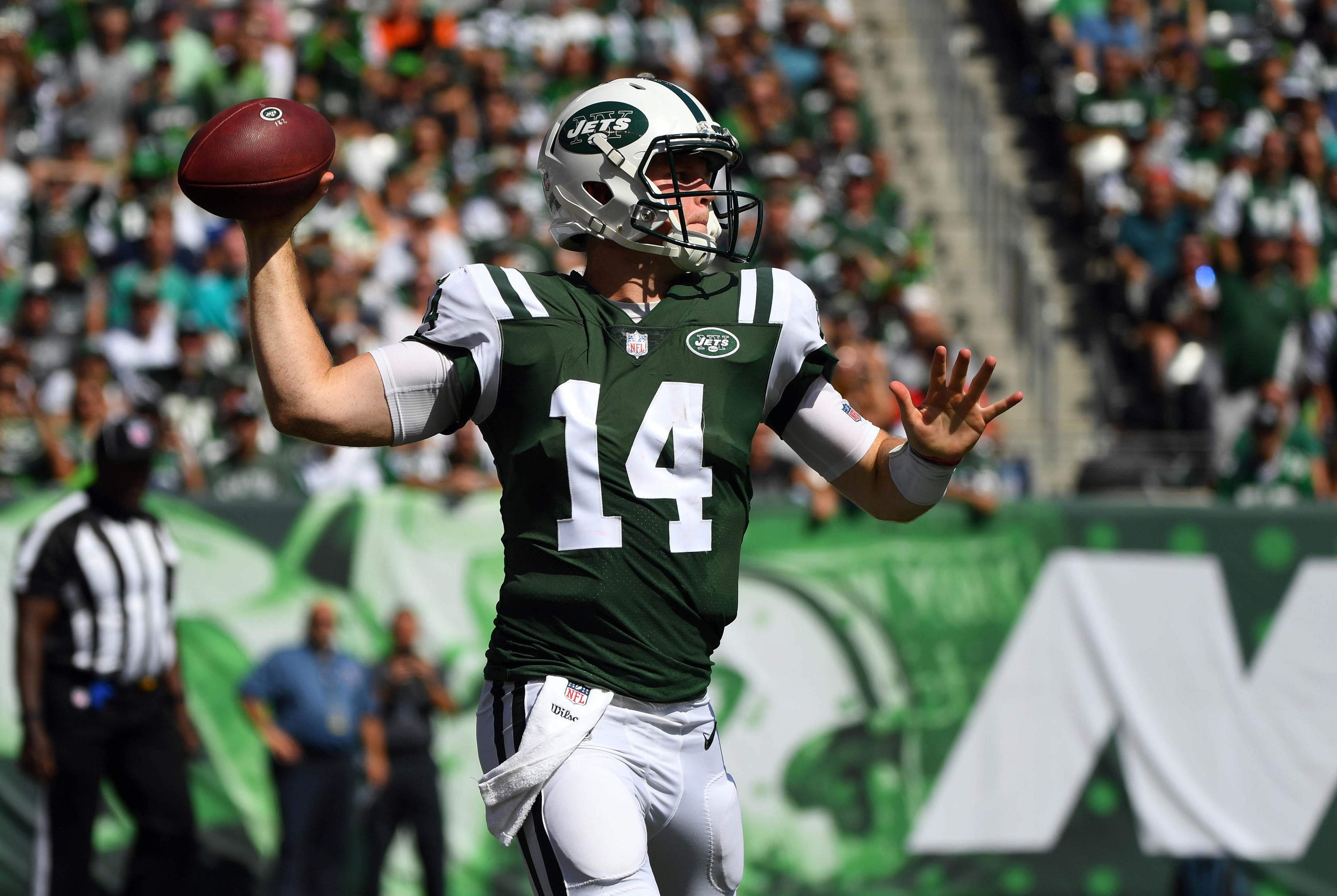 New York Jets quarterback Sam Darnold throws a pass in the first quarter against the Miami Dolphins at MetLife Stadium.