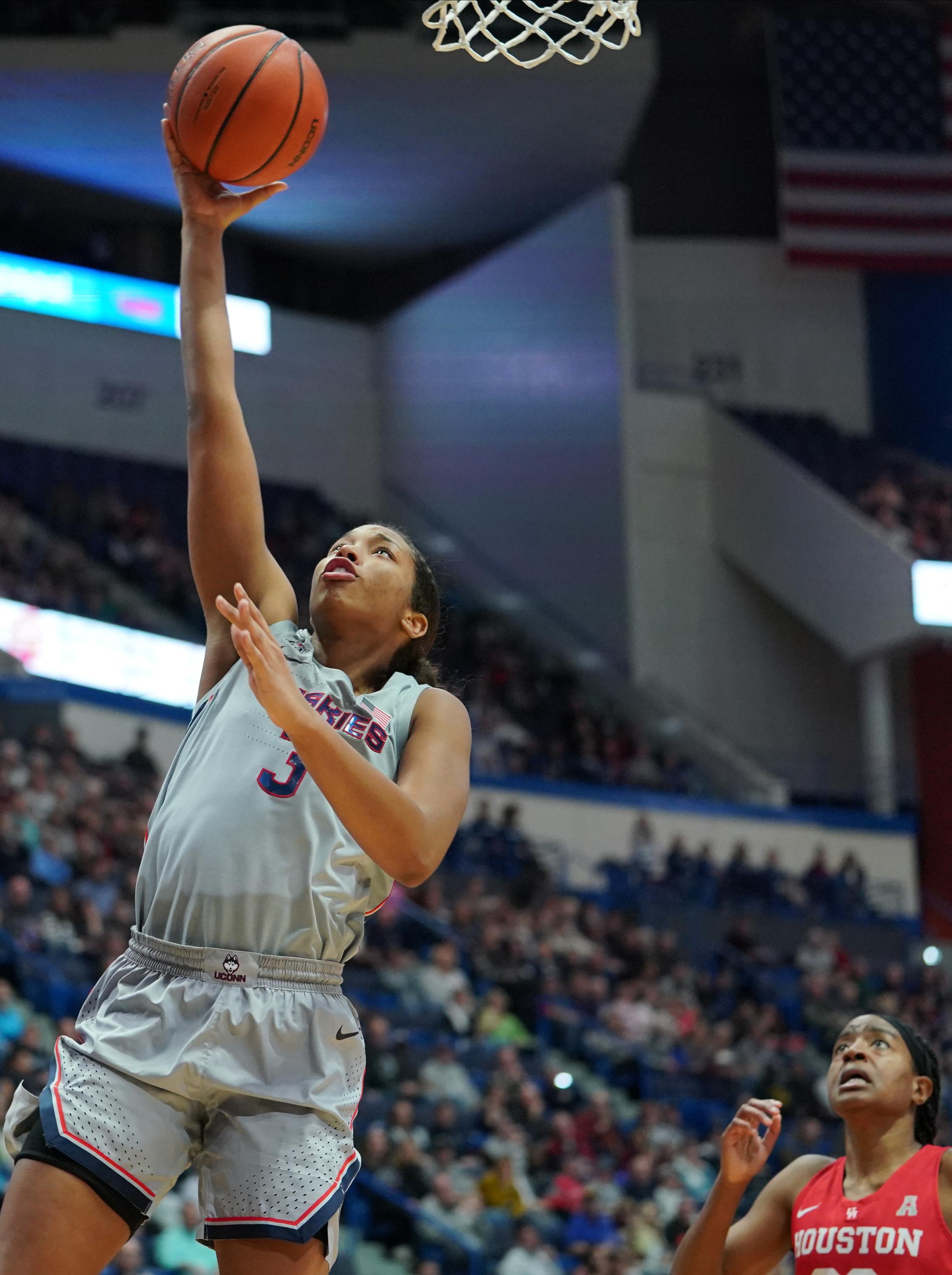 Jan 11, 2020; Hartford, Connecticut, USA; UConn Huskies forward Megan Walker (3) drives the ball to the basket against the Houston Cougars in the 1st half at XL Center. Mandatory Credit: David Butler II-USA TODAY Sports