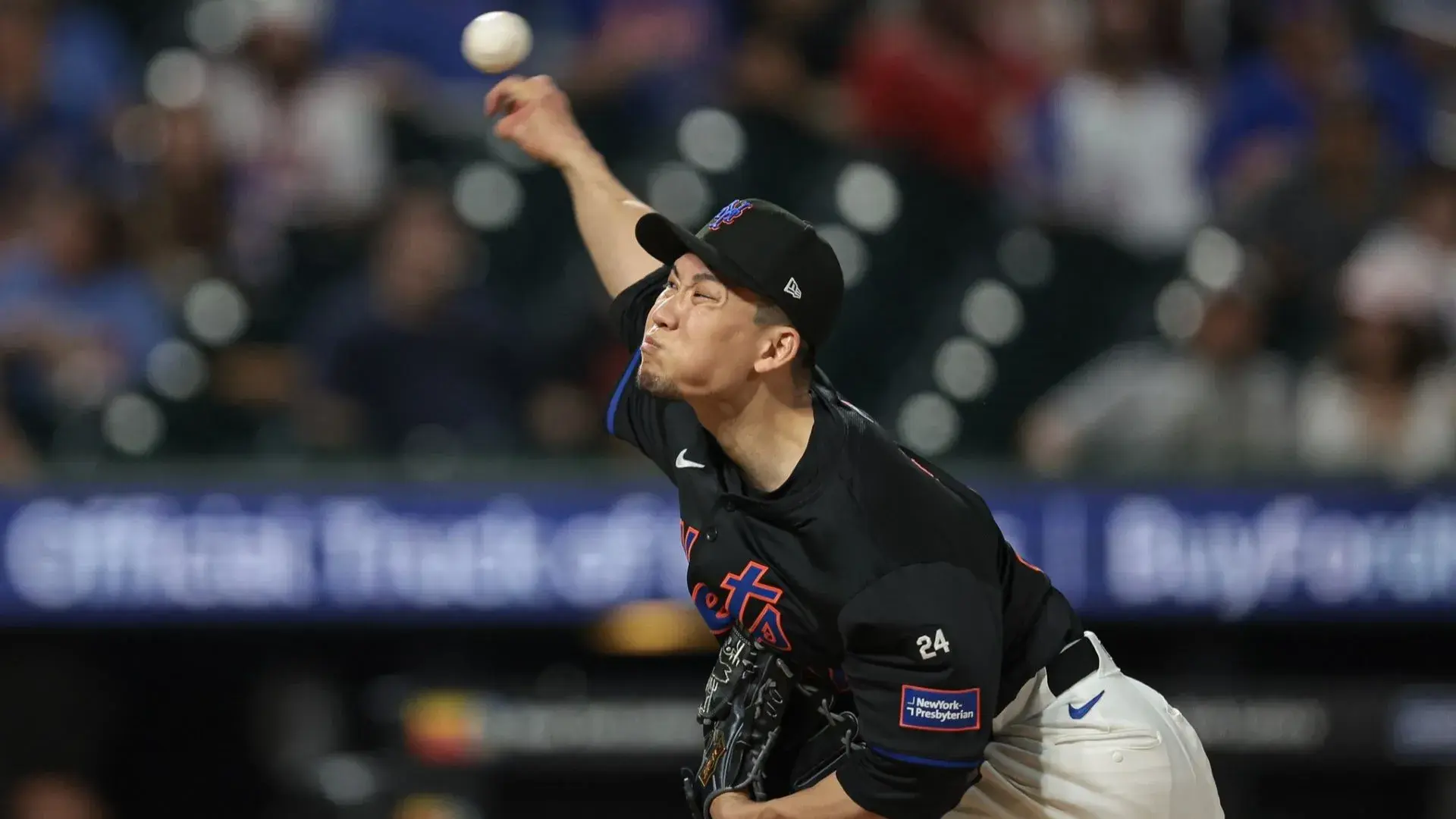 Jul 26, 2024; New York City, New York, USA; New York Mets starting pitcher Kodai Senga (34) delivers a pitch during the fourth inning against the Atlanta Braves at Citi Field. / Vincent Carchietta-USA TODAY Sports