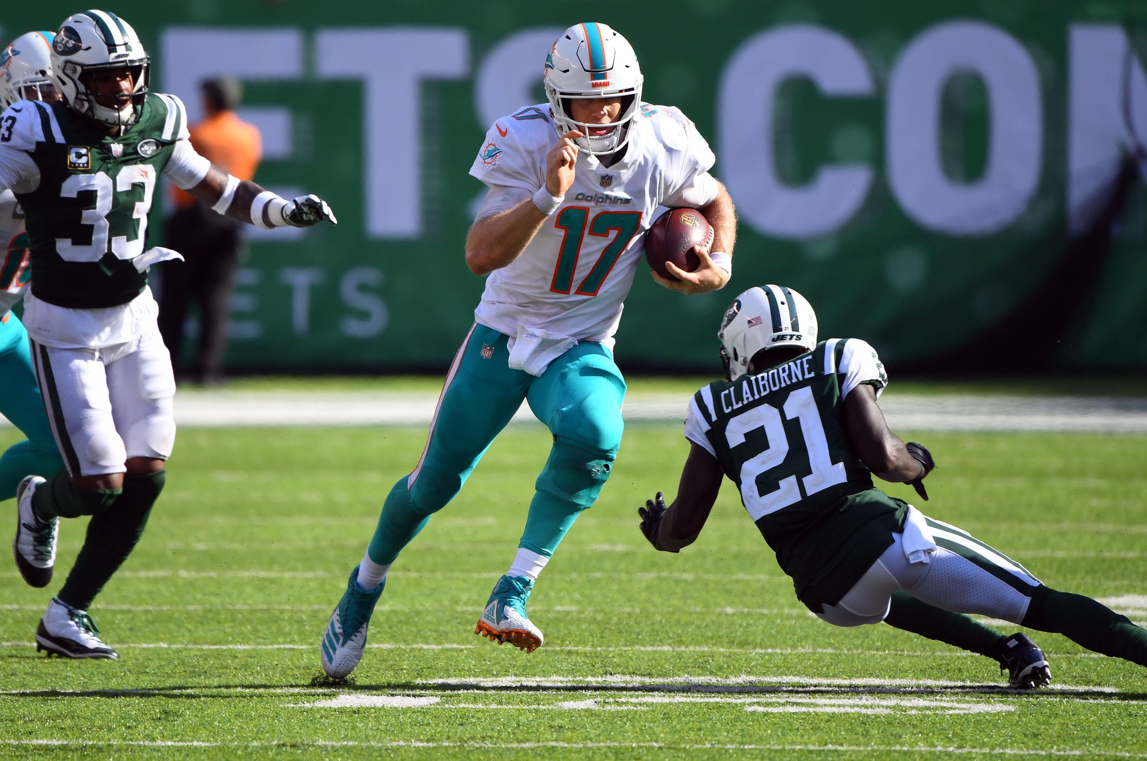 Sep 16, 2018; East Rutherford, NJ, USA; 
Miami Dolphins quarterback Ryan Tannehill (17) runs the ball during the fourth quarter against New York Jets defensive back Morris Claiborne (21) at MetLife Stadium. Mandatory Credit: Robert Deutsch-USA TODAY Sports / Robert Deutsch