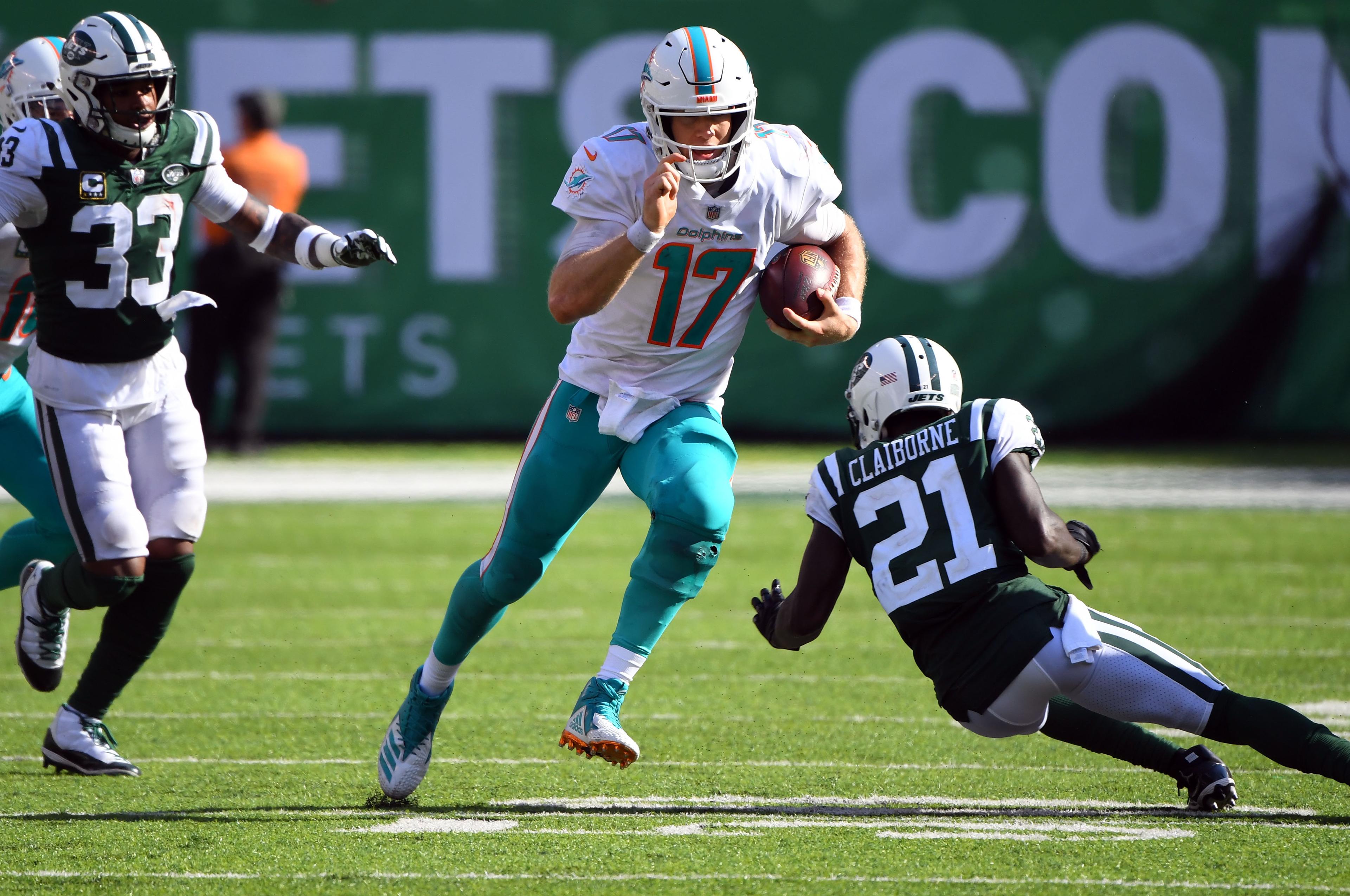 Sep 16, 2018; East Rutherford, NJ, USA; 
Miami Dolphins quarterback Ryan Tannehill (17) runs the ball during the fourth quarter against New York Jets defensive back Morris Claiborne (21) at MetLife Stadium. Mandatory Credit: Robert Deutsch-USA TODAY Sports
