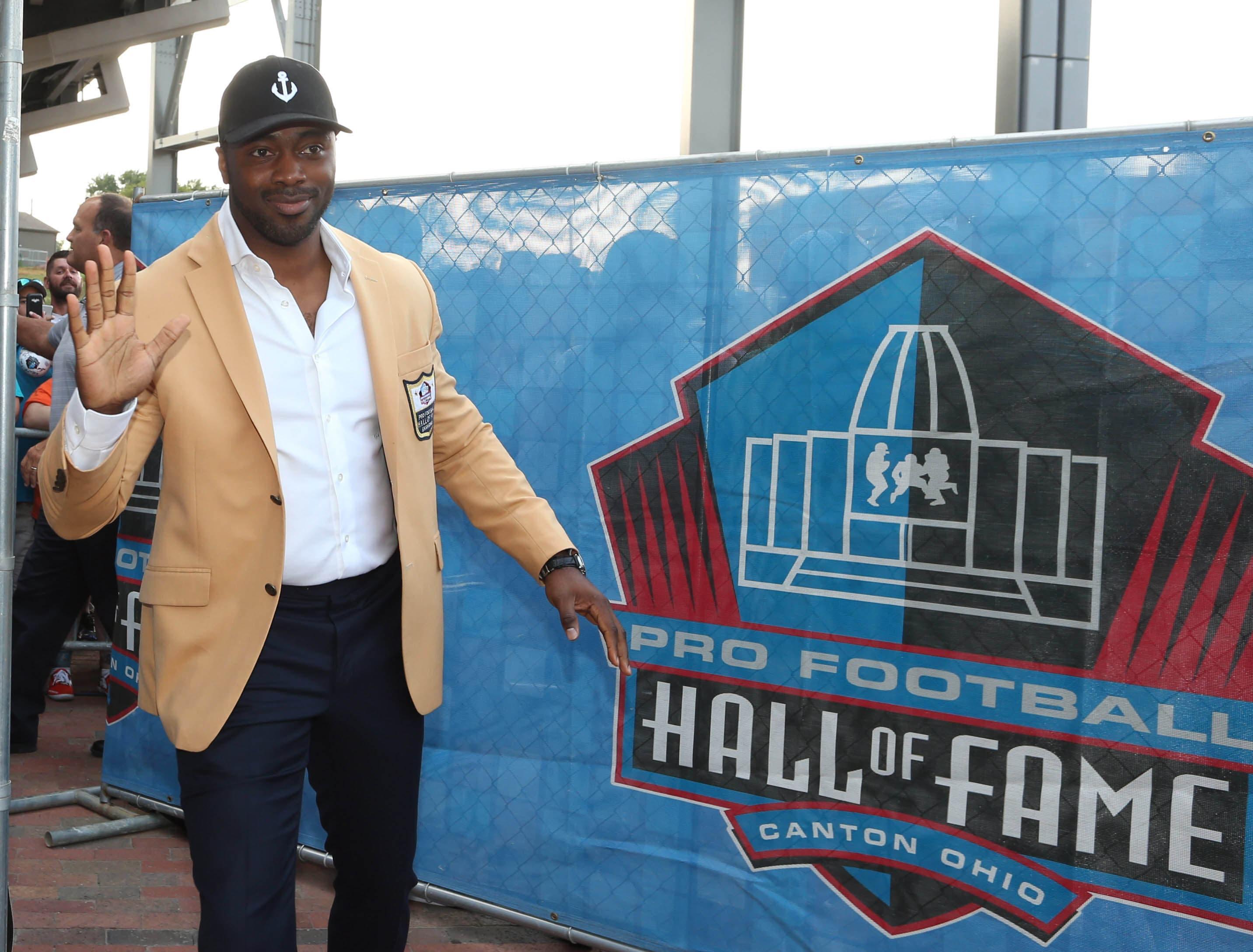 New York Jets former running back Curtis Martin enters the stadium for the Professional Football HOF enshrinement ceremonies at the Tom Benson Hall of Fame Stadium. / Charles LeClaire/USA TODAY Sports