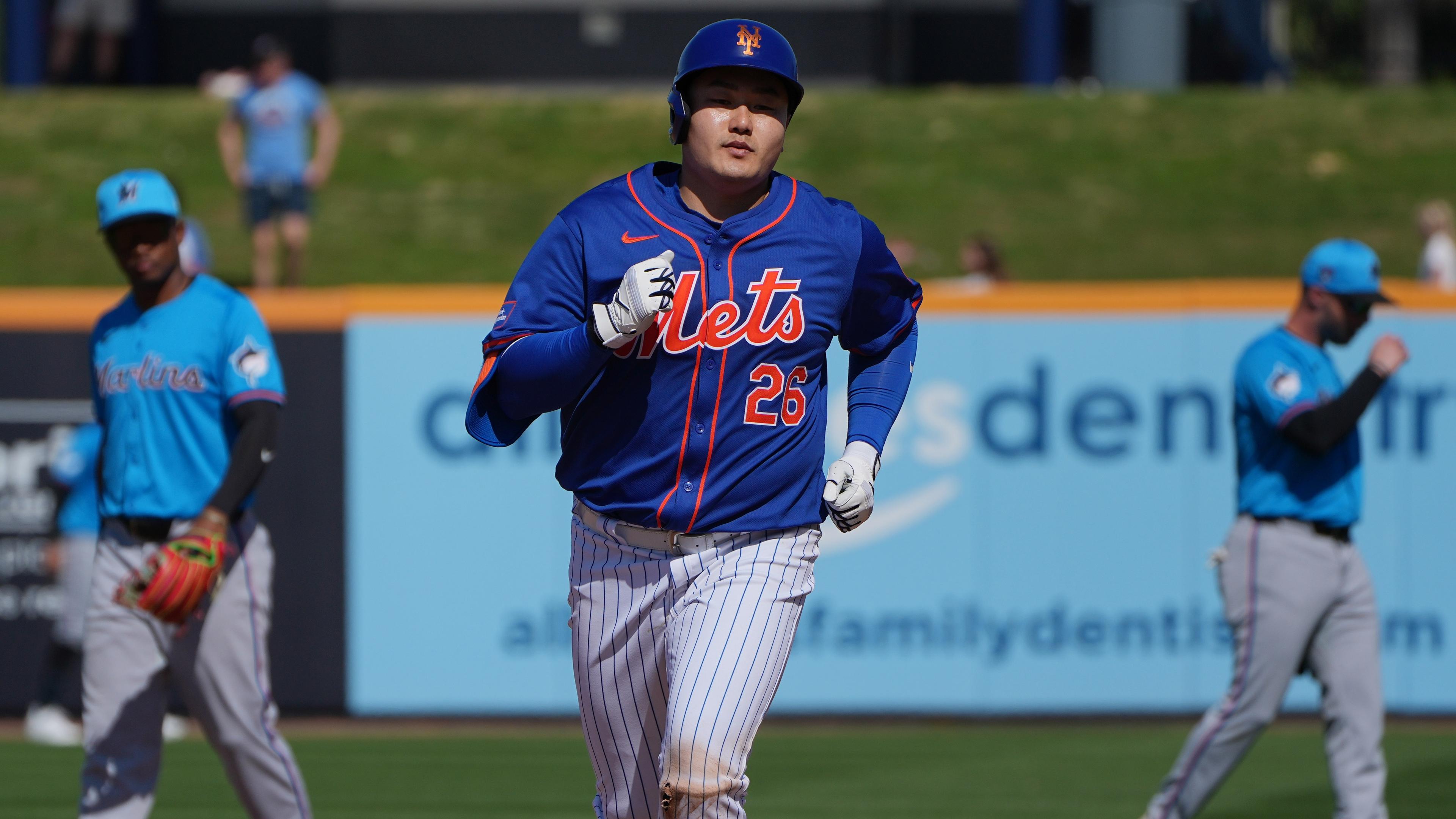 New York Mets first baseman Ji-Man Choi (26) rounds the bases after hitting a solo home run in the sixth inning against the Miami Marlins at Clover Park / Jim Rassol - USA TODAY Sports