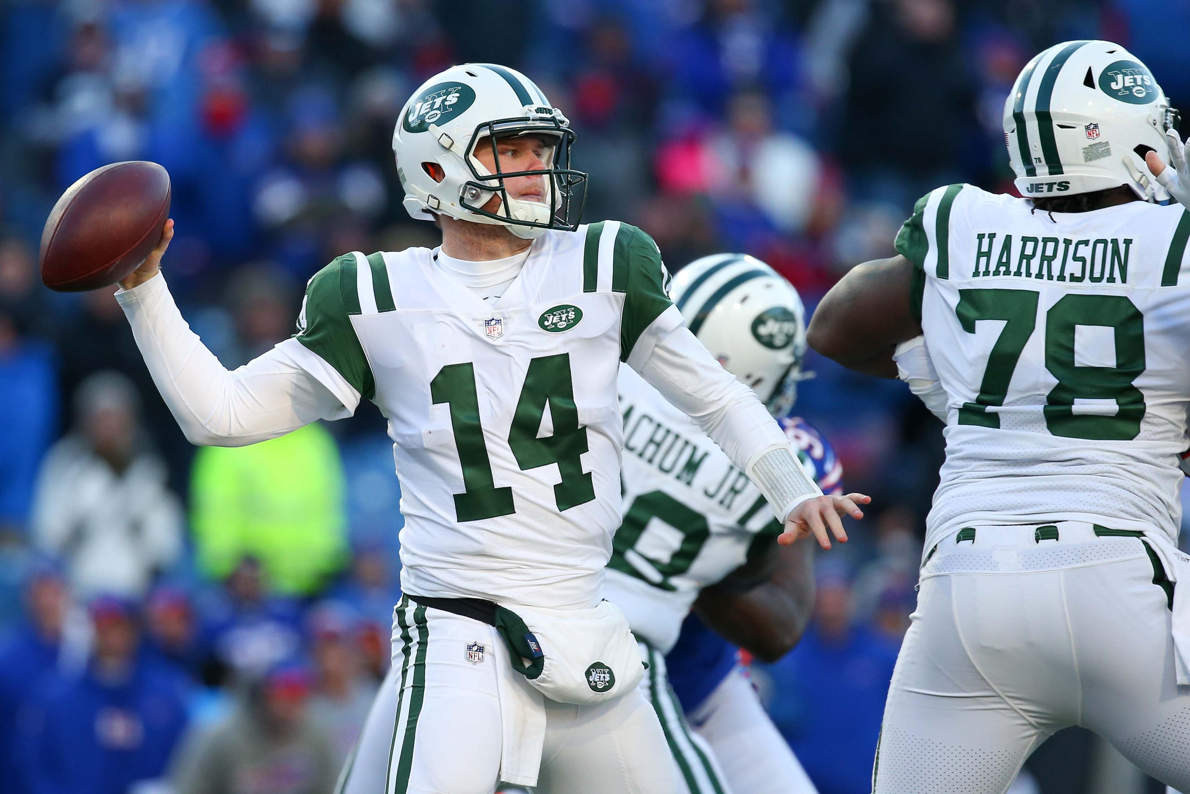 New York Jets quarterback Sam Darnold passes the ball against the Buffalo Bills during the fourth quarter at New Era Field. / Rich Barnes/USA TODAY Sports