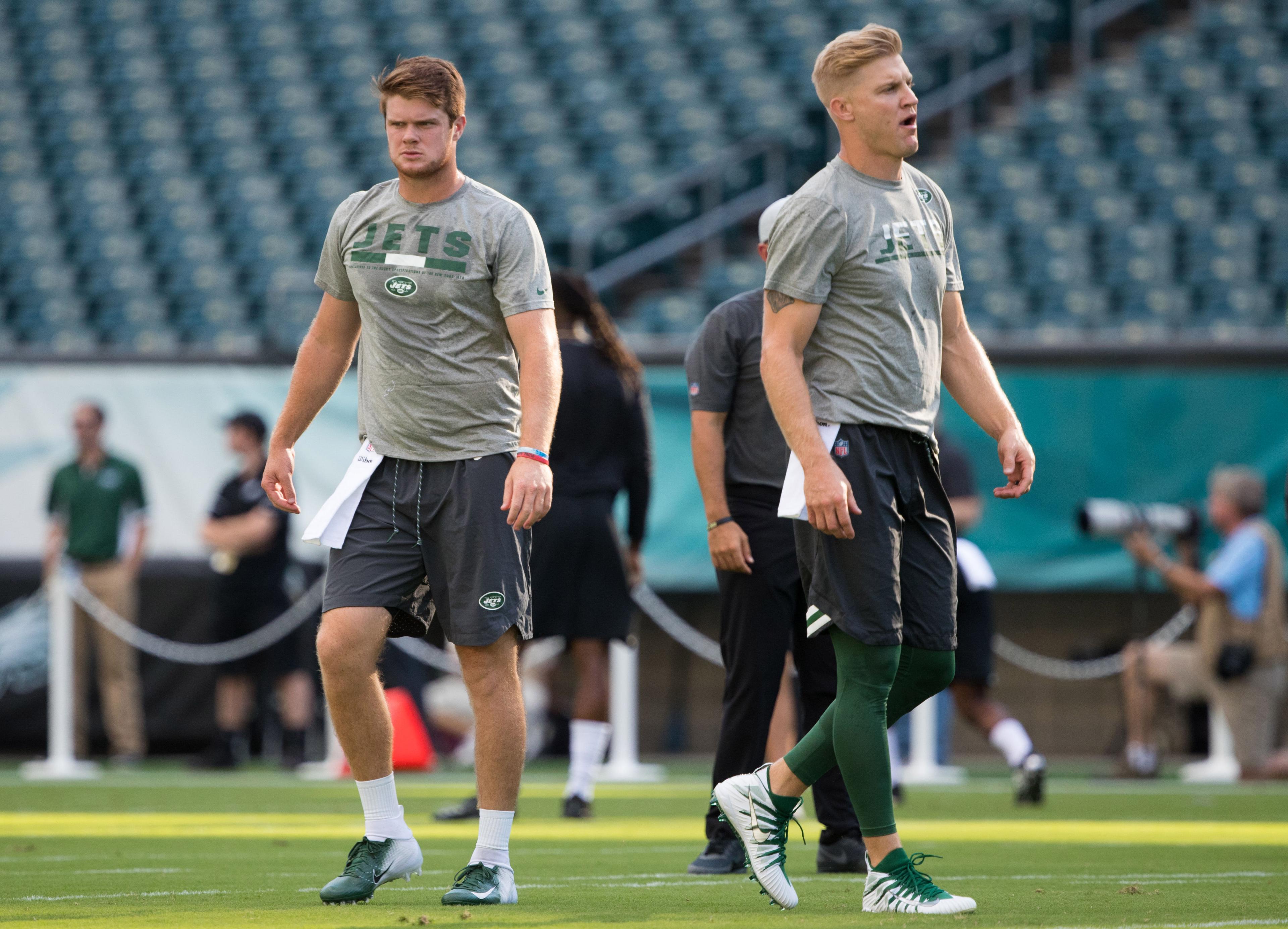 Aug 30, 2018; Philadelphia, PA, USA; New York Jets quarterback Sam Darnold (left) and quarterback Josh McCown (right) warm up before a preseason game against the Philadelphia Eagles at Lincoln Financial Field. Mandatory Credit: Bill Streicher-USA TODAY Sports