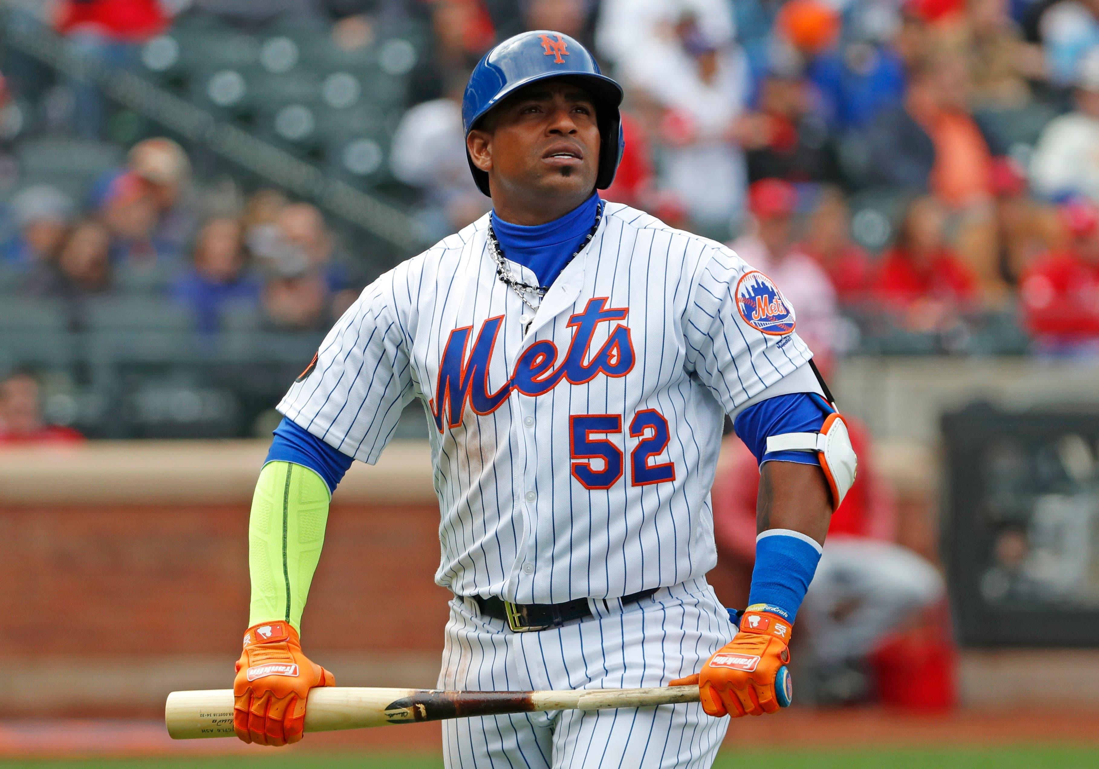 New York Mets Yoenis Cespedes (52) holds his broken bat as he looks at a video replay of his flyout to deep left field during the third inning of a baseball game against the St. Louis Cardinals, Sunday, April 1, 2018, in New York. / AP