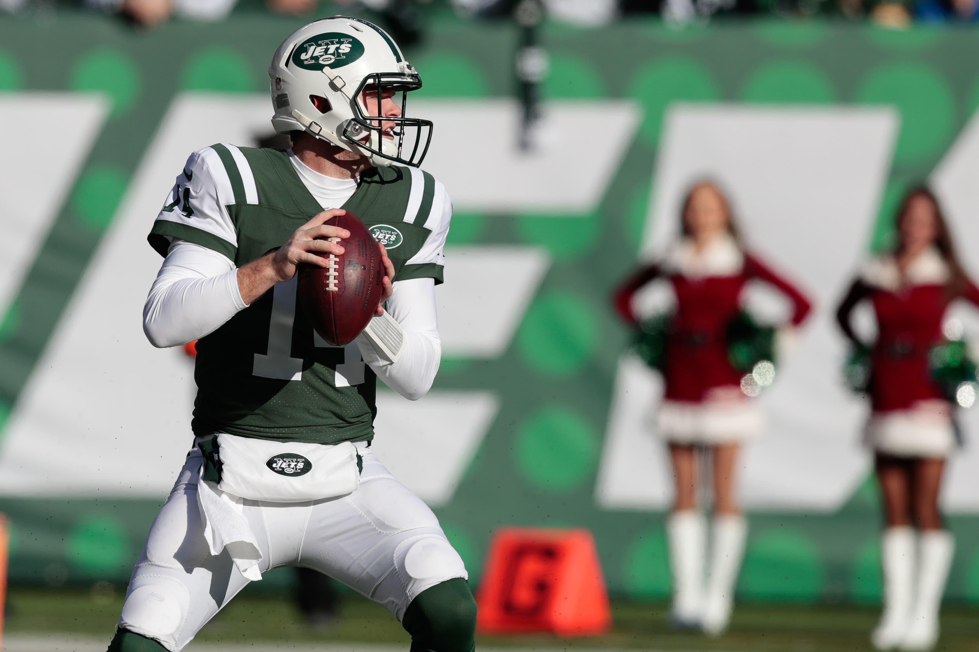 New York Jets quarterback Sam Darnold drops back to pass during the first quarter against the Green Bay Packers at MetLife Stadium. / Vincent Carchietta/USA TODAY Sports