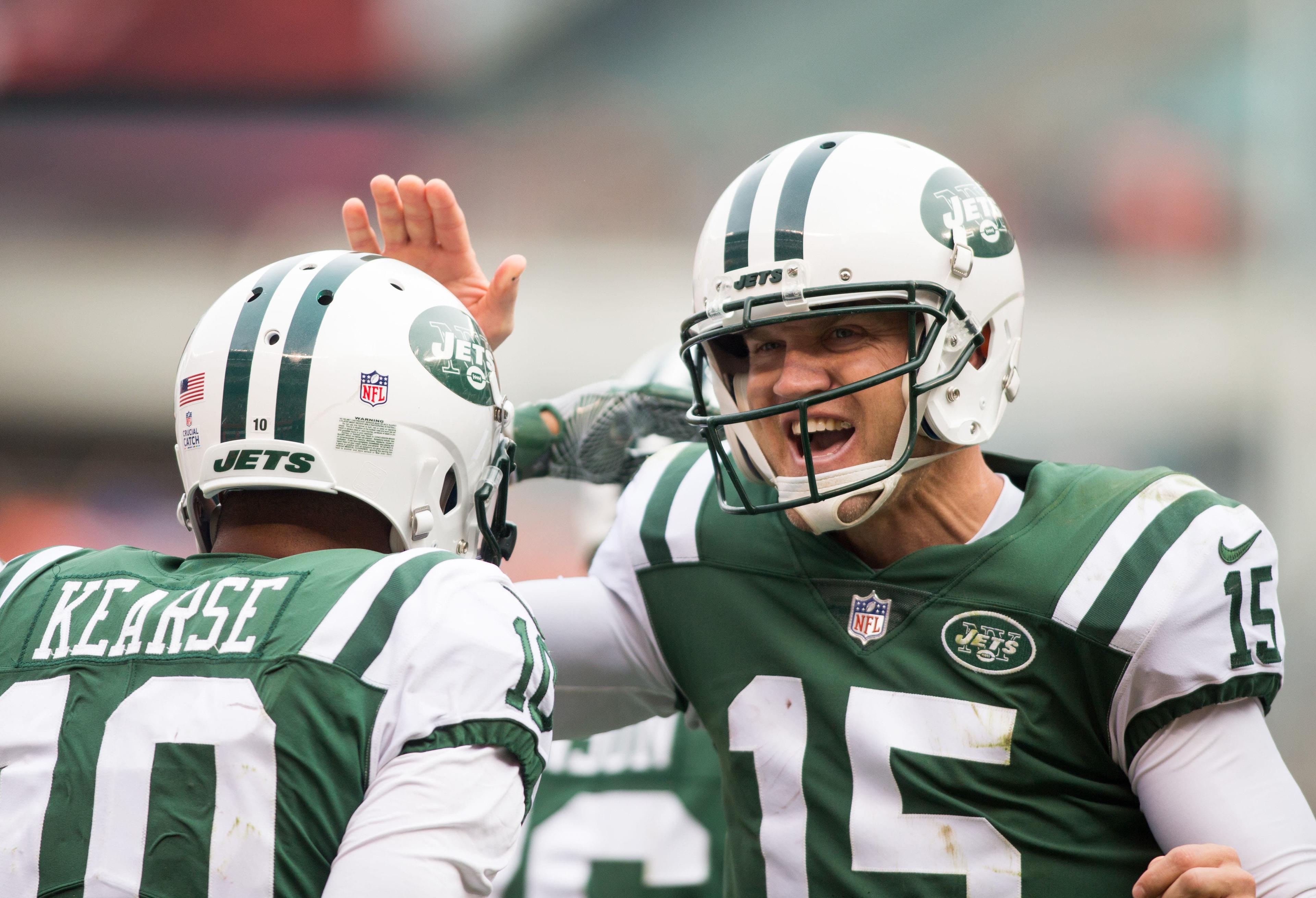 Oct 8, 2017; Cleveland, OH, USA; New York Jets quarterback Josh McCown (15) congratulates wide receiver Jermaine Kearse (10) on his touchdown run during the fourth quarter against the Cleveland Browns at FirstEnergy Stadium. Mandatory Credit: Scott R. Galvin-USA TODAY Sports / Scott Galvin