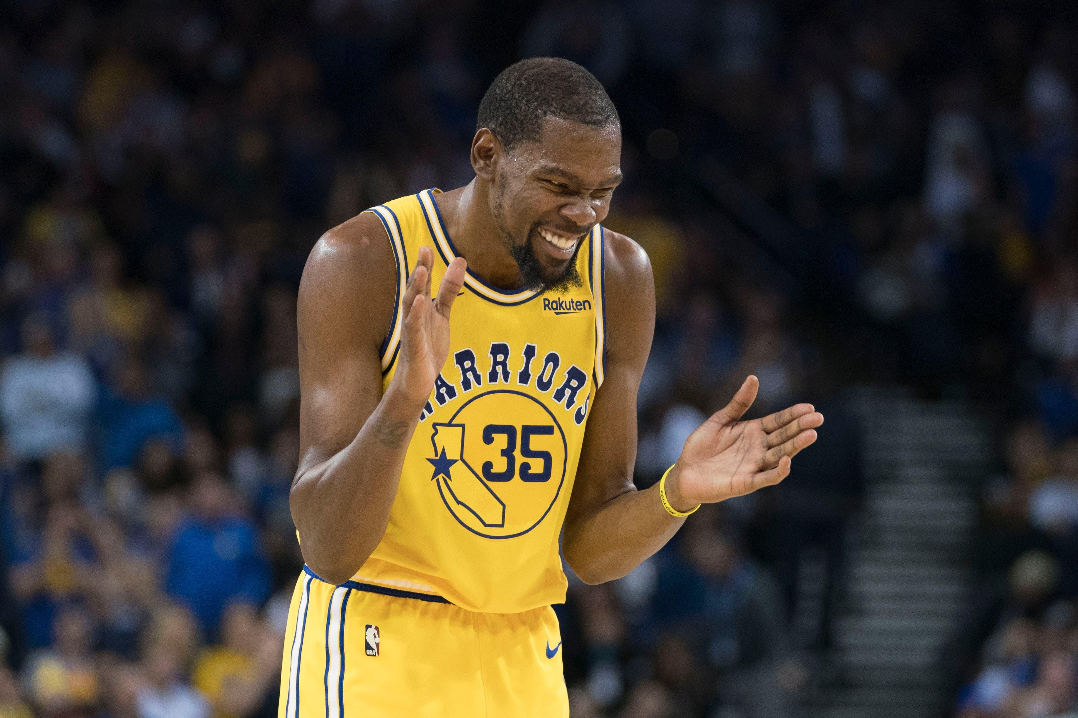 Golden State Warriors forward Kevin Durant celebrates against the Washington Wizards during the third quarter at Oracle Arena. / Kyle Terada/USA TODAY Sports