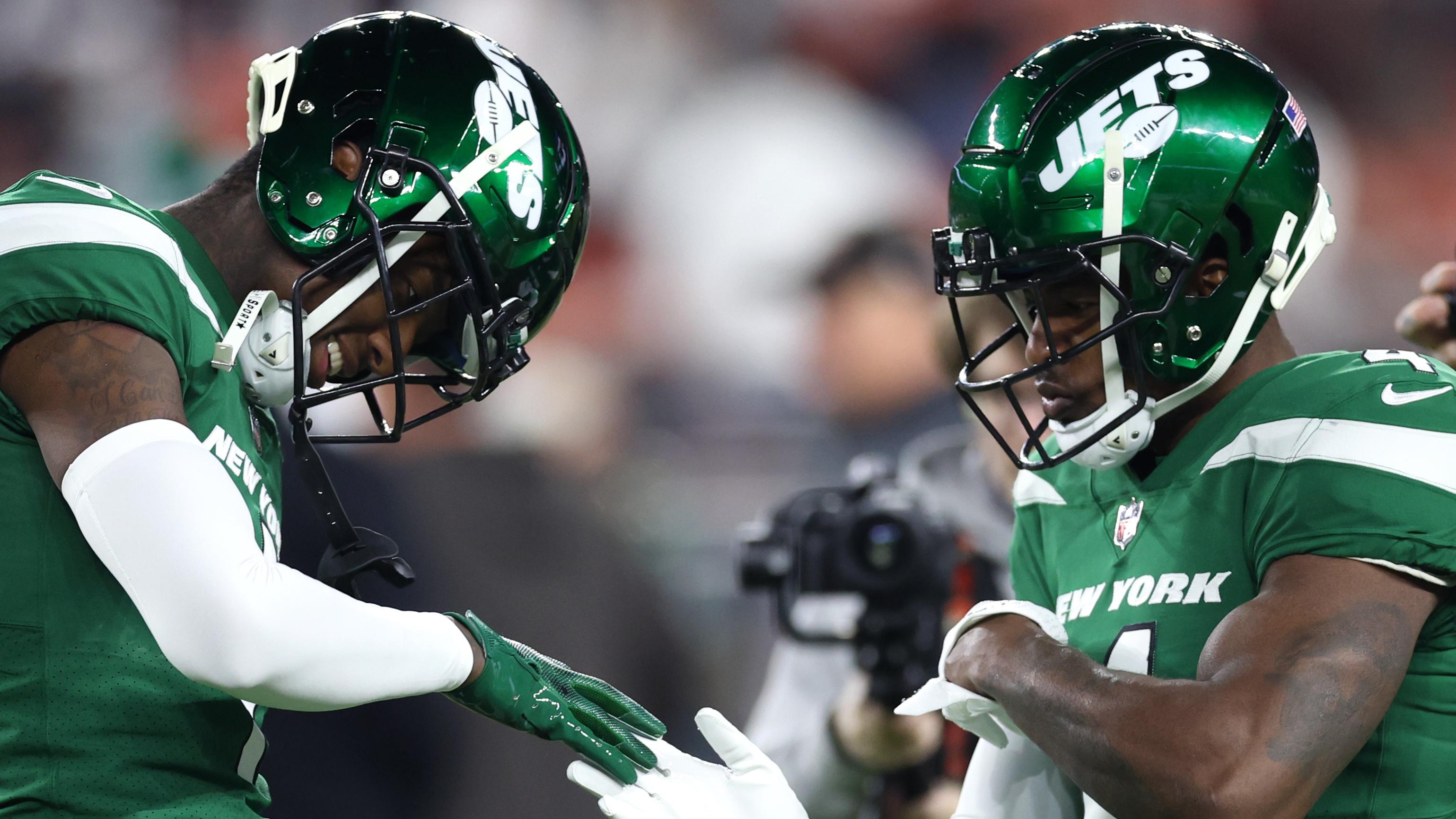 New York Jets cornerbacks Sauce Gardner (left) and D.J. Reed (4) before the game against the Cleveland Browns at Cleveland Browns Stadium