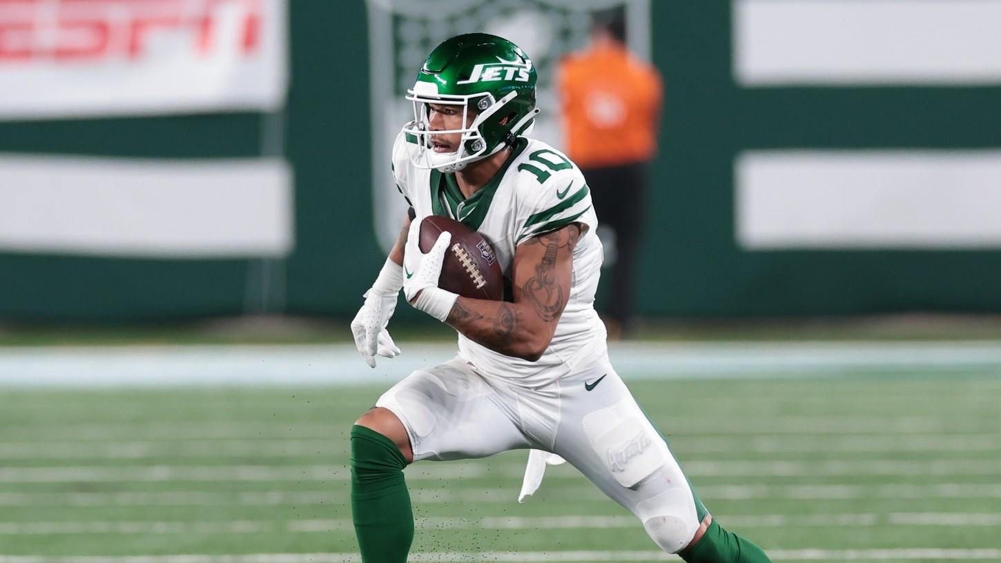New York Jets wide receiver Allen Lazard (10) gains yards after catch during the second half Buffalo Bills at MetLife Stadium. / Vincent Carchietta-USA TODAY Sports