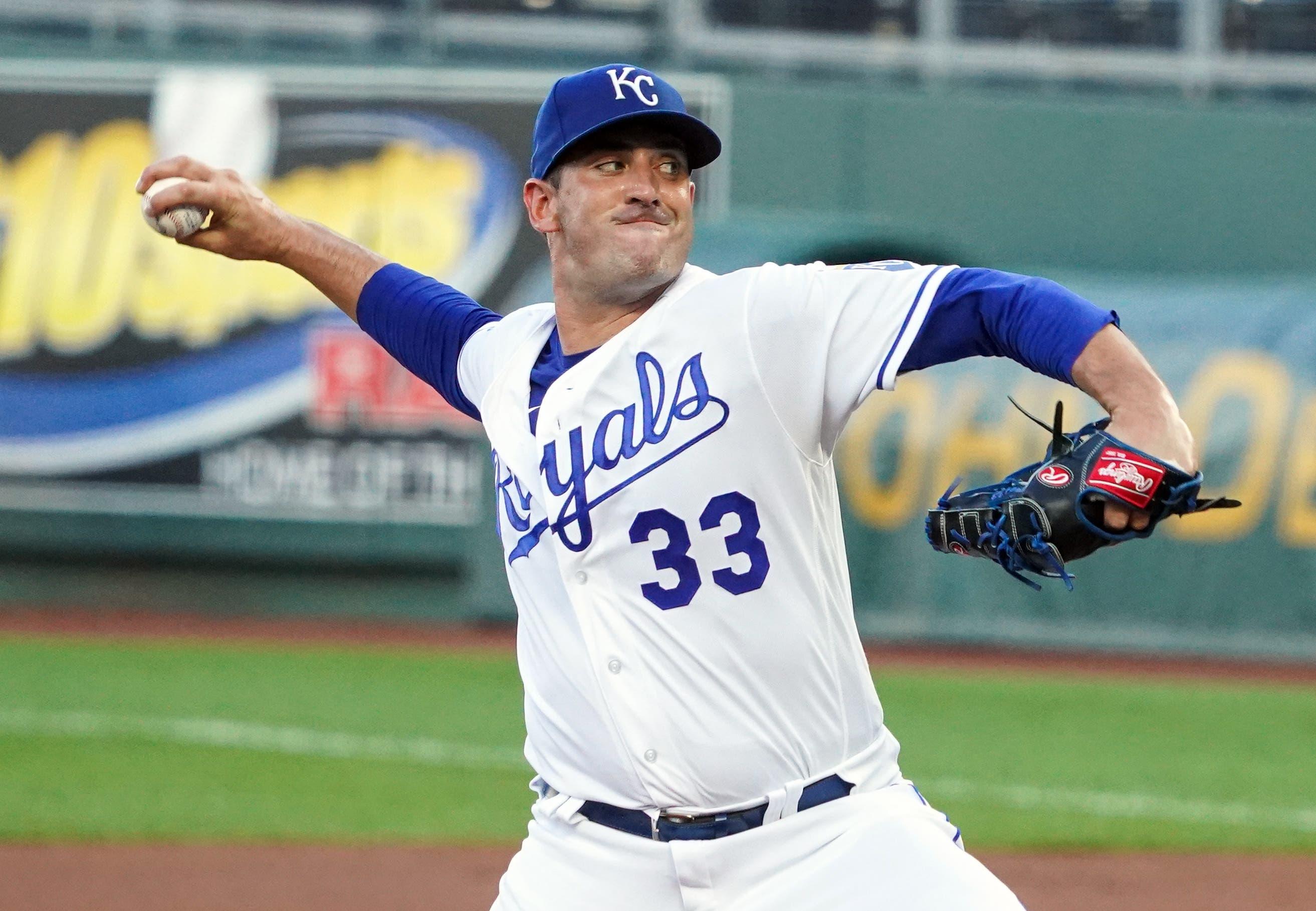 Kansas City Royals starting pitcher Matt Harvey (33) pitches against the Cincinnati Reds during the first inning at Kauffman Stadium. / Jay Biggerstaff-USA TODAY Sports