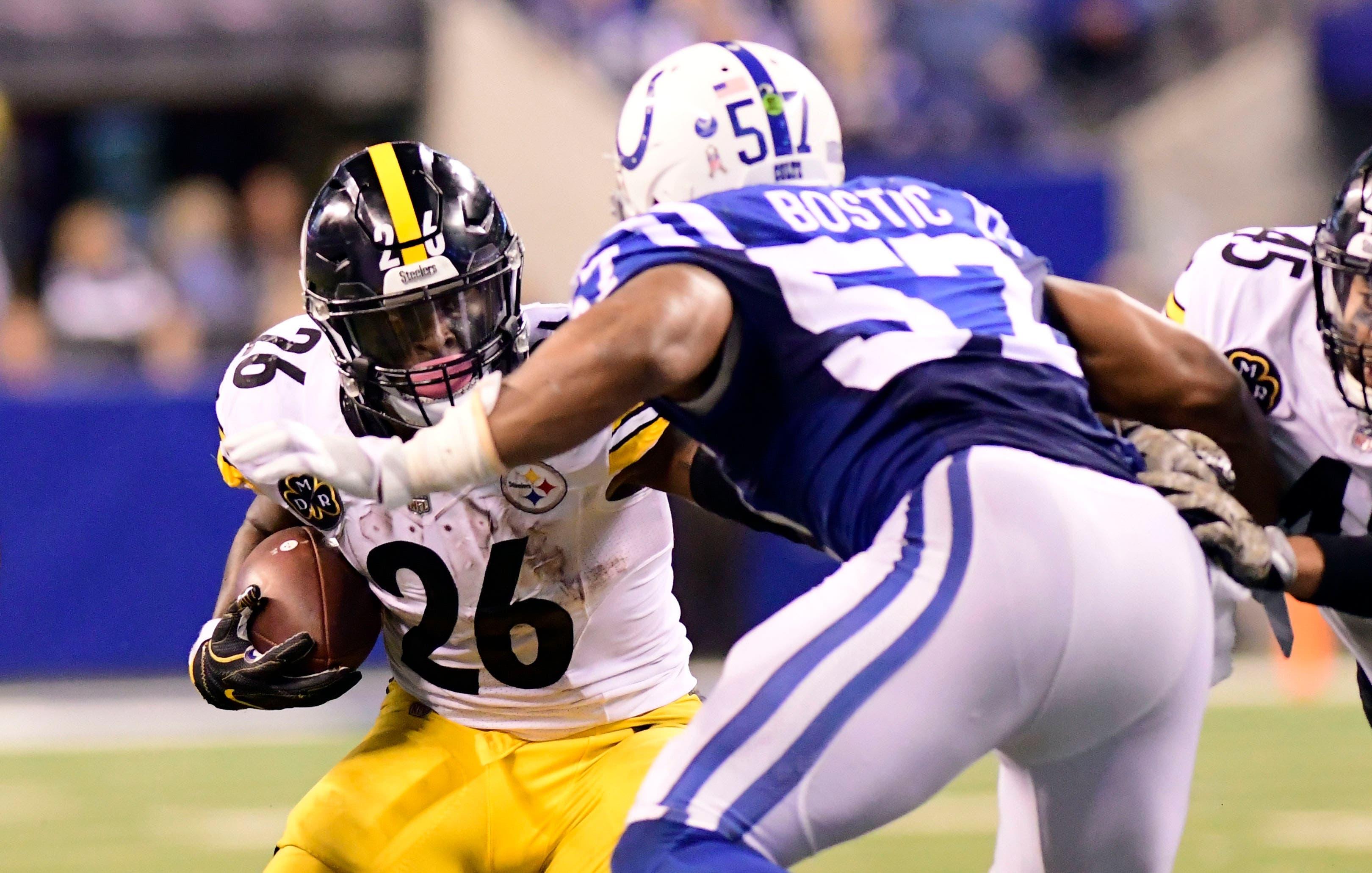 Pittsburgh Steelers running back Le'Veon Bell gains short yardage against the Indianapolis Colts in the fourth quarter at Lucas Oil Stadium. / Thomas J. Russo/USA TODAY Sports