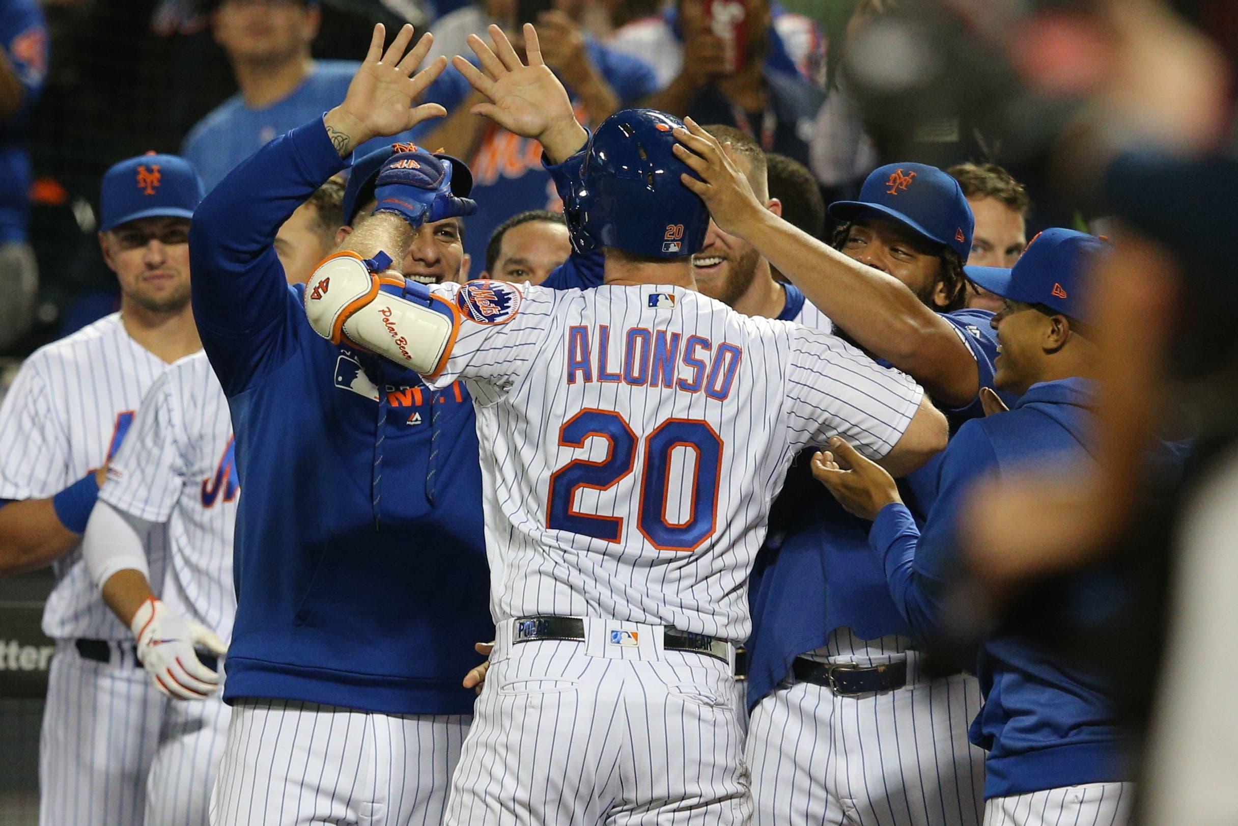 Mets celebrates with Pete Alonso at home plate / USA TODAY Sports