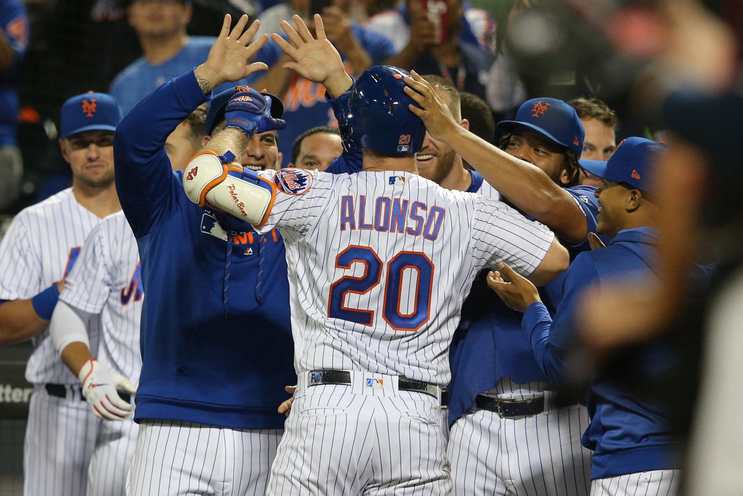 Mets celebrates with Pete Alonso at home plate