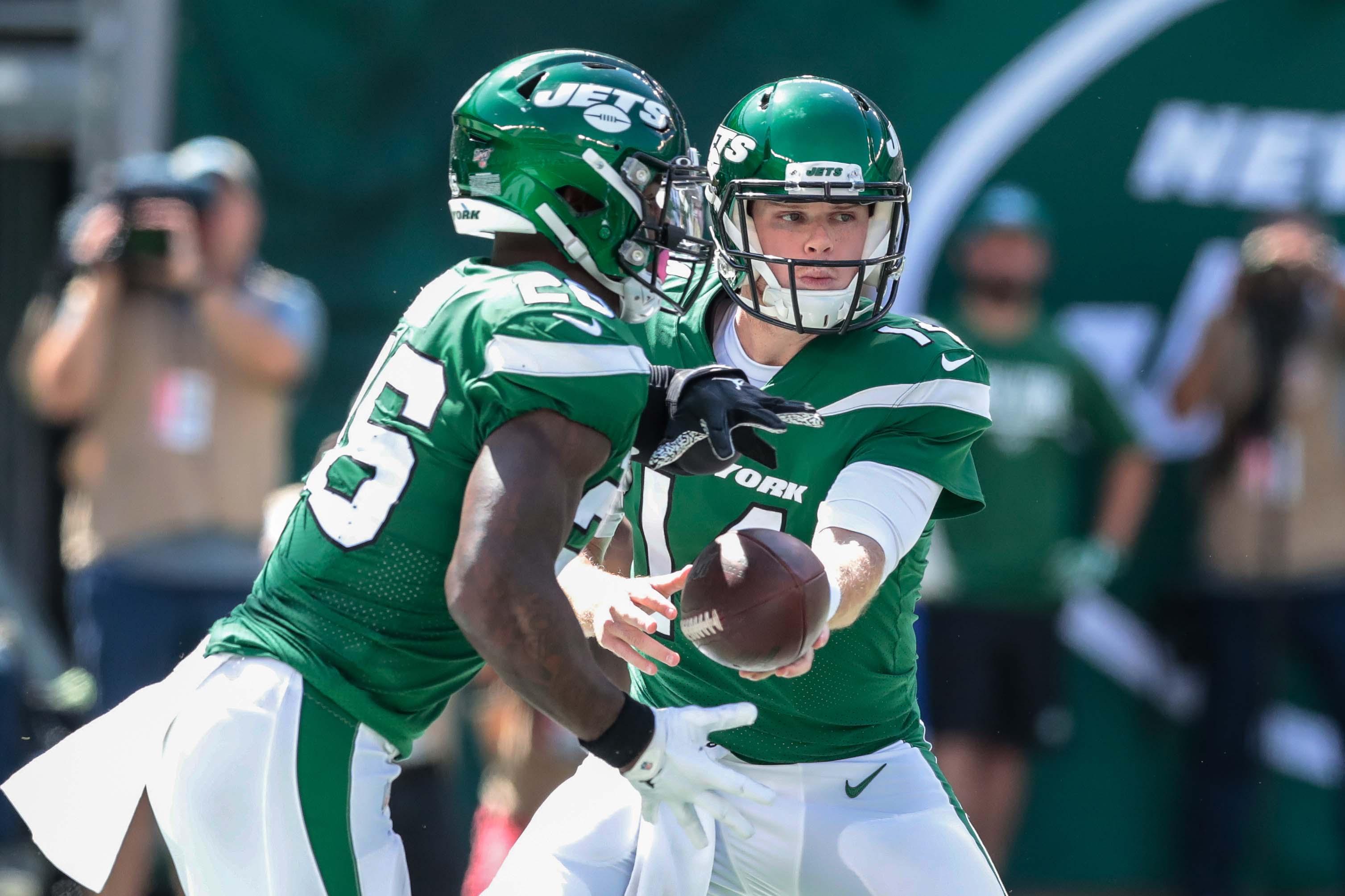 Sep 8, 2019; East Rutherford, NJ, USA; New York Jets quarterback Sam Darnold (14) hands off to New York Jets running back Le'Veon Bell (26) during the first half at MetLife Stadium. Mandatory Credit: Vincent Carchietta-USA TODAY Sports / Vincent Carchietta