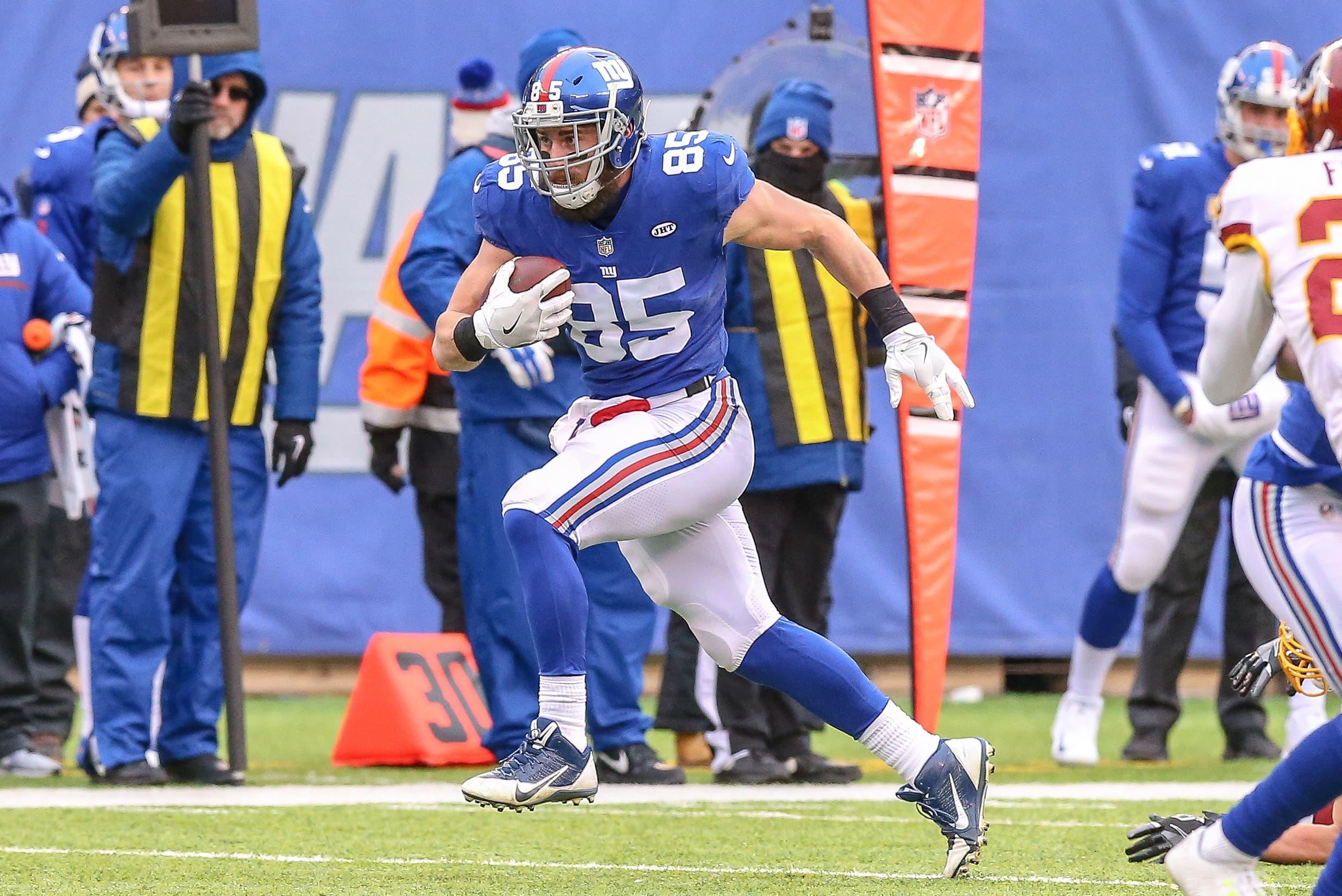 Dec 31, 2017; East Rutherford, NJ, USA; New York Giants tight end Rhett Ellison (85) rushes for yards after a catch against the Washington Redskins during the first half at MetLife Stadium. Mandatory Credit: Vincent Carchietta-USA TODAY Sports / Vincent Carchietta