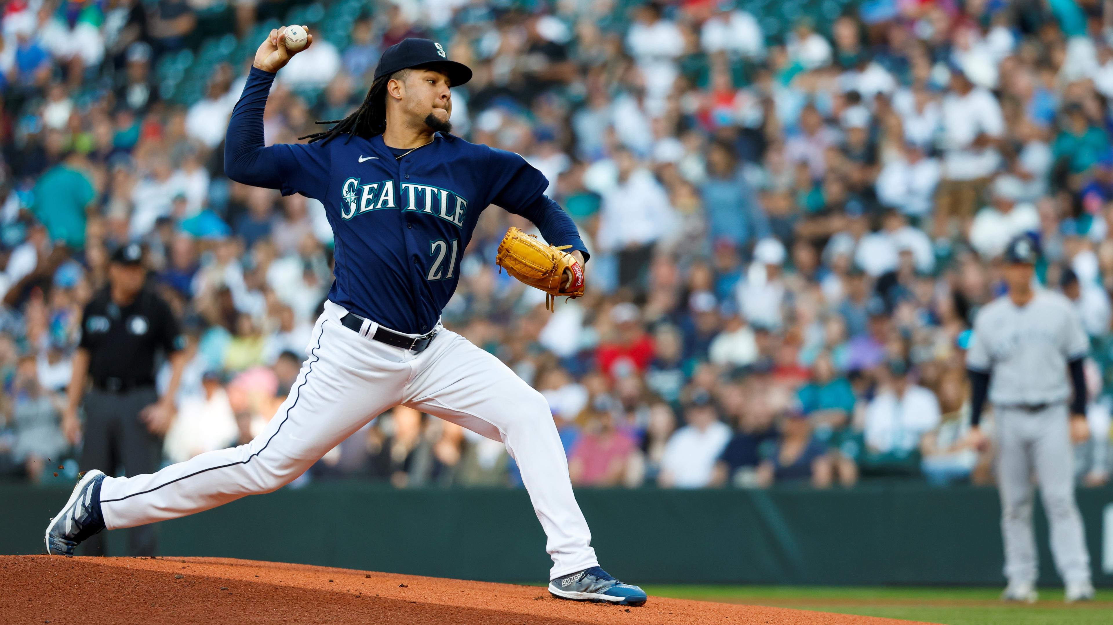 Aug 9, 2022; Seattle, Washington, USA; Seattle Mariners starting pitcher Luis Castillo (21) throws against the New York Yankees during the first inning at T-Mobile Park. / Joe Nicholson-USA TODAY Sports