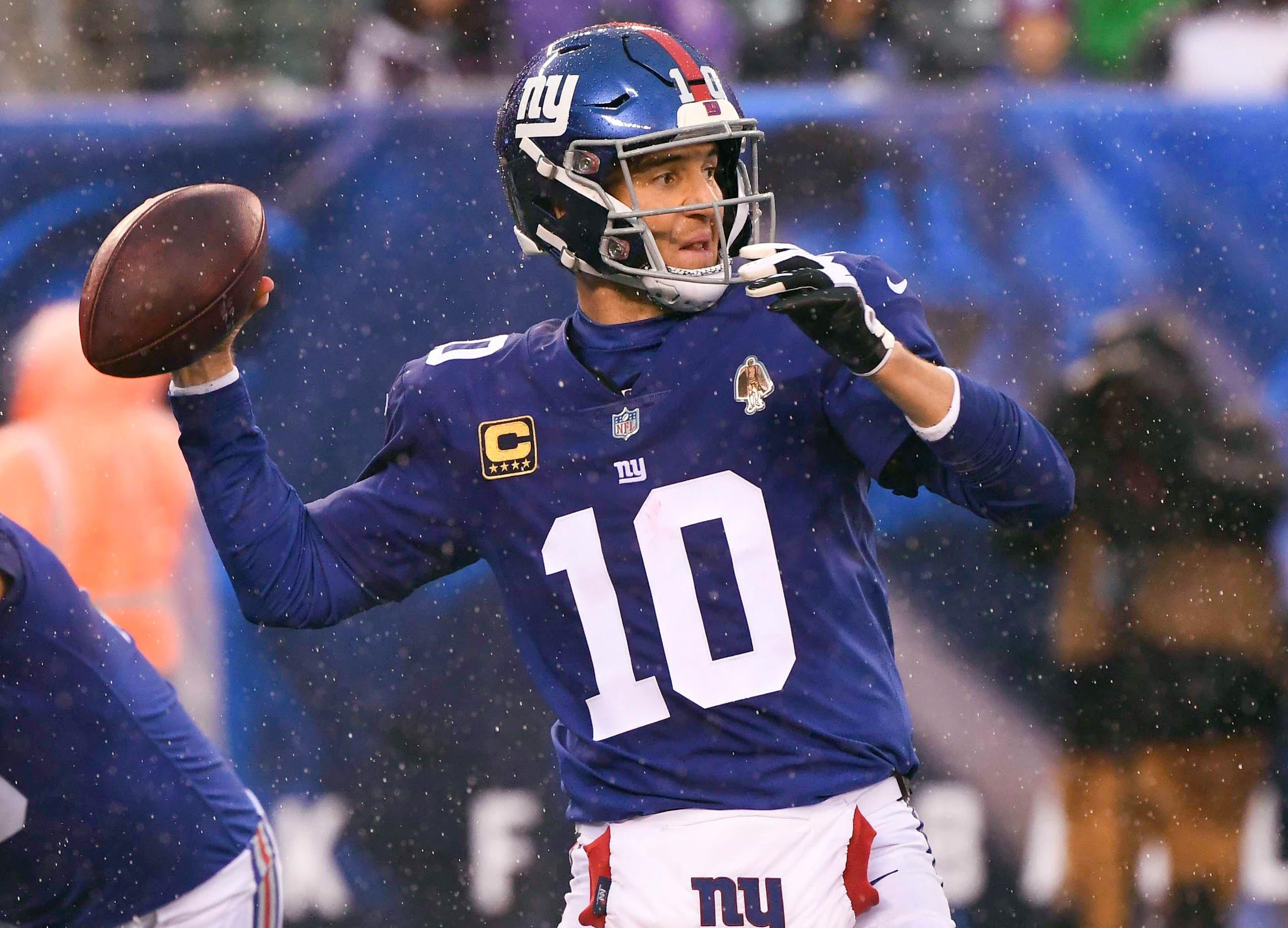 New York Giants quarterback Eli Manning throws in the second quarter against the Tennessee Titans at MetLife Stadium. / Robert Deutsch/USA TODAY Sports