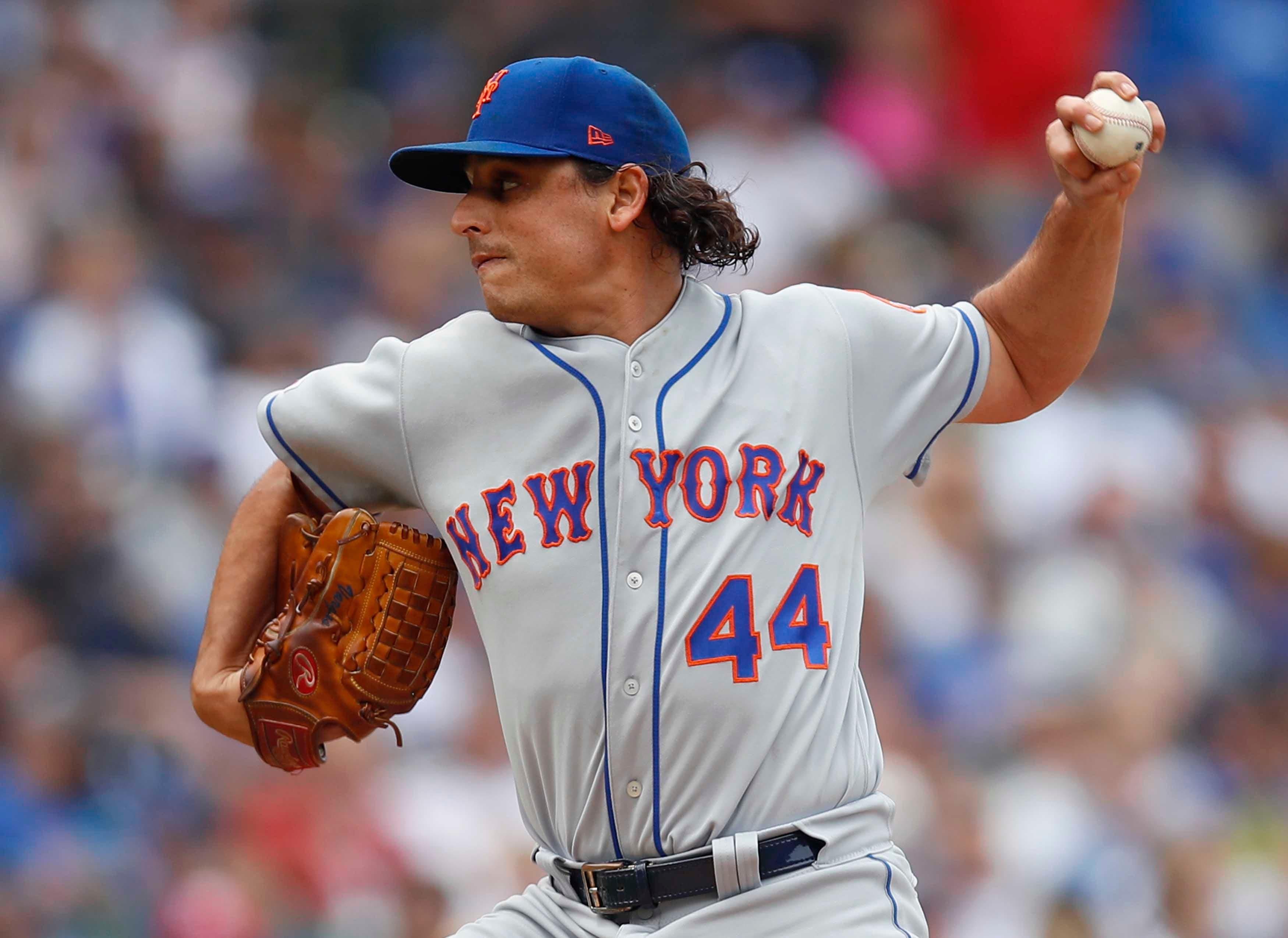 New York Mets starting pitcher Jason Vargas pitches against the Chicago Cubs during the fist inning at Wrigley Field. / Jim Young/USA TODAY Sports