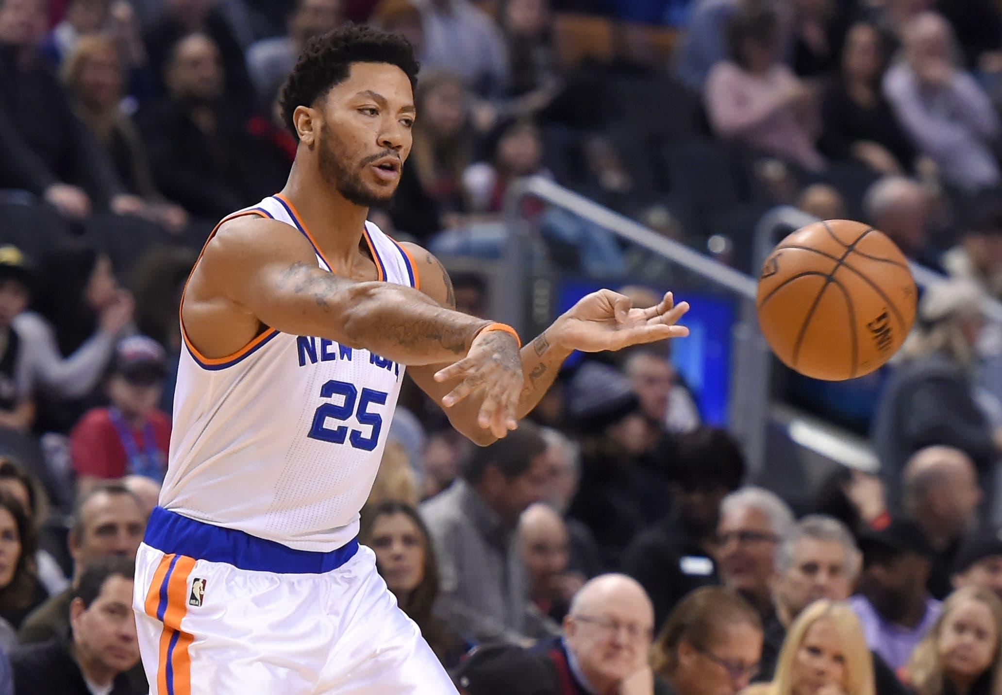 Jan 15, 2017; Toronto, Ontario, CAN; New York Knicks guard Derrick Rose (25) passes the ball during a 116-101 loss to Toronto Raptors at Air Canada Centre. / Dan Hamilton-USA TODAY Sports