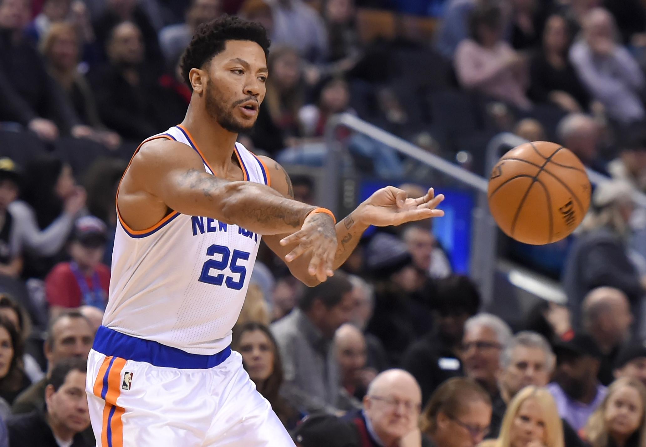 Jan 15, 2017; Toronto, Ontario, CAN; New York Knicks guard Derrick Rose (25) passes the ball during a 116-101 loss to Toronto Raptors at Air Canada Centre.