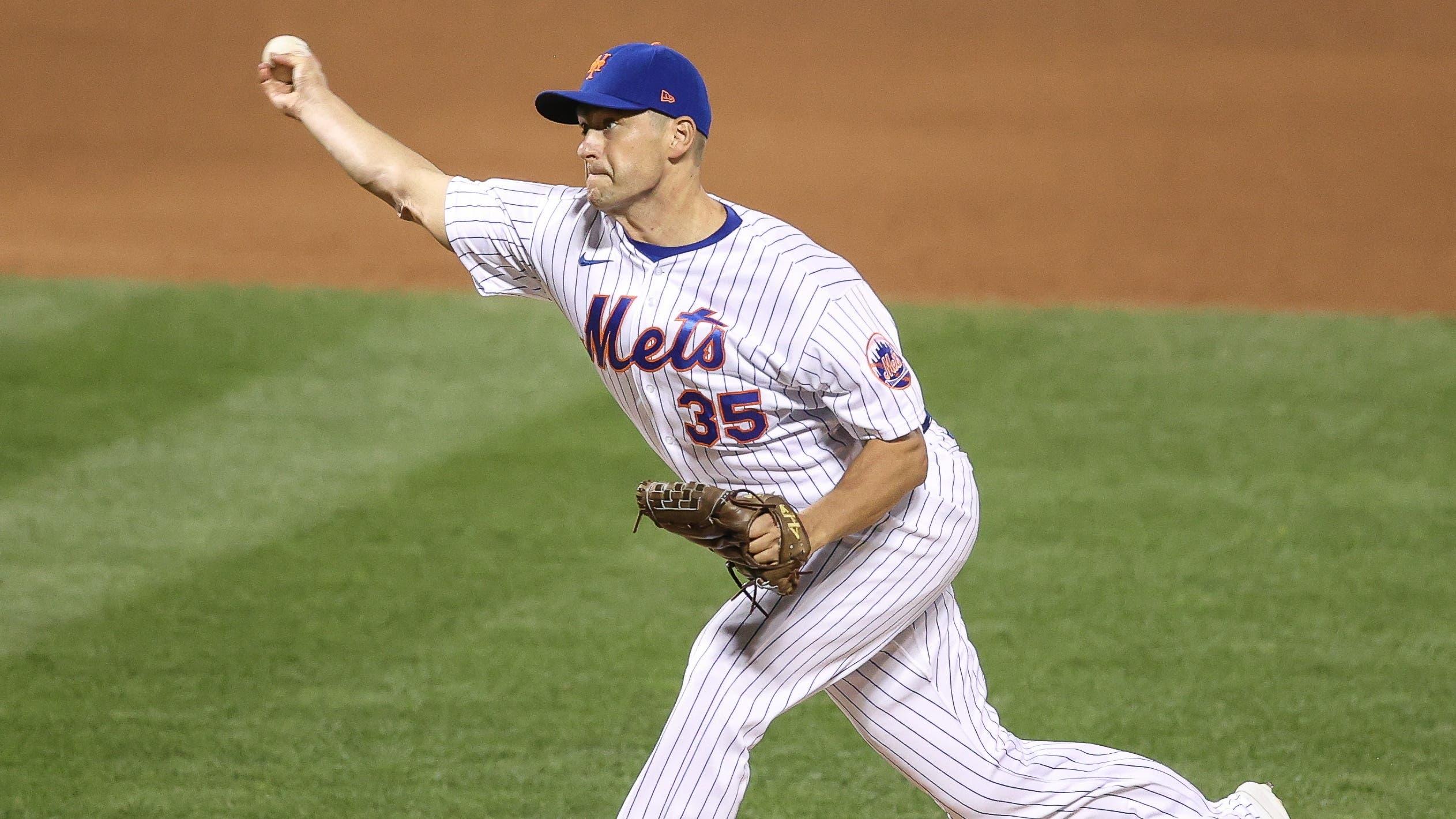 Aug 25, 2020; New York City, New York, USA; New York Mets relief pitcher Jared Hughes (35) pitches against the Miami Marlins during the fourth inning at Citi Field. / © Vincent Carchietta-USA TODAY Sports