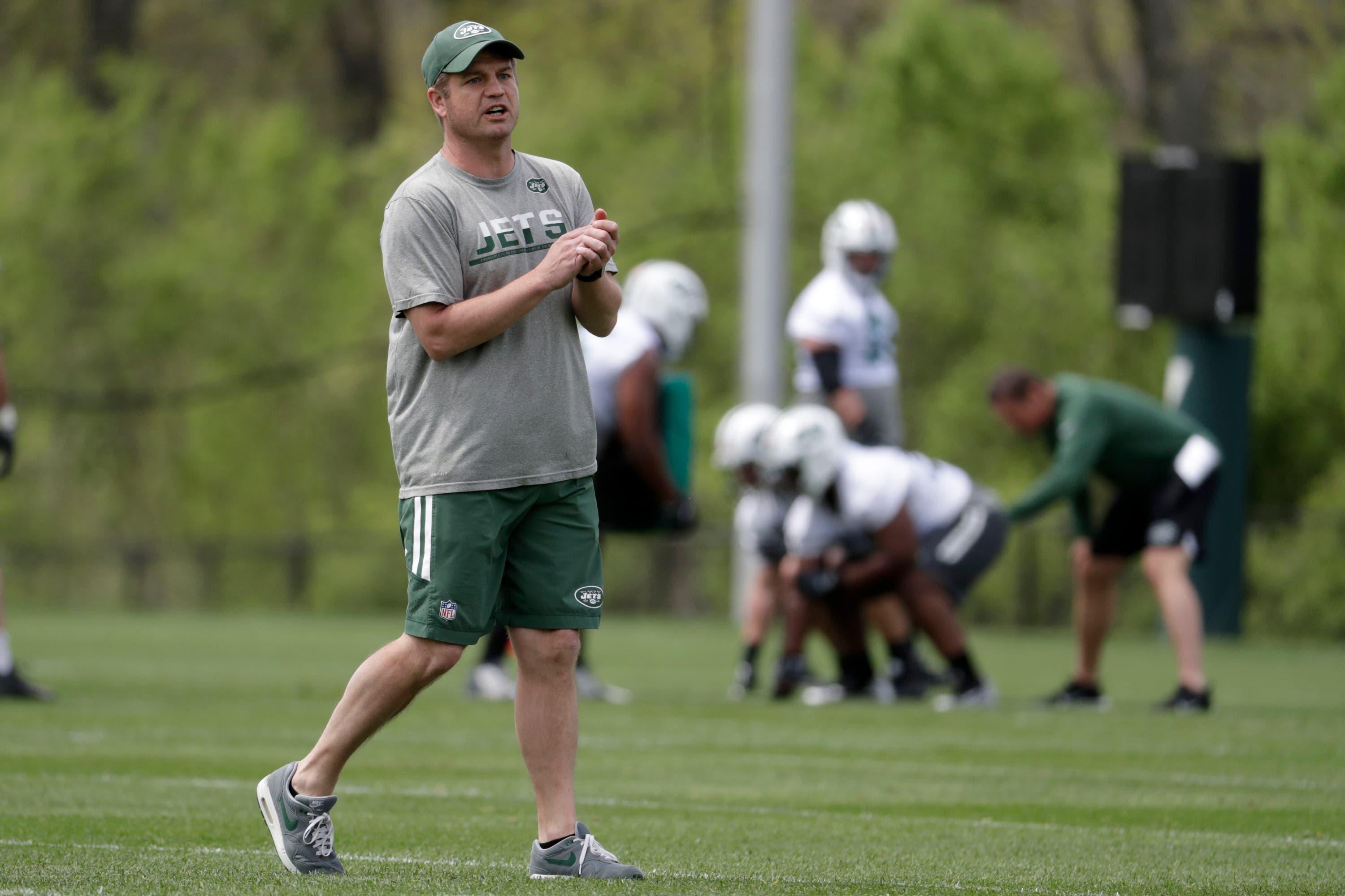 New York Jets offensive coordinator Jeremy Bates talks to his players during NFL rookie camp, Saturday, May 5, 2018, in Florham Park, N.J. (AP Photo/Julio Cortez) / Julio Cortez/AP