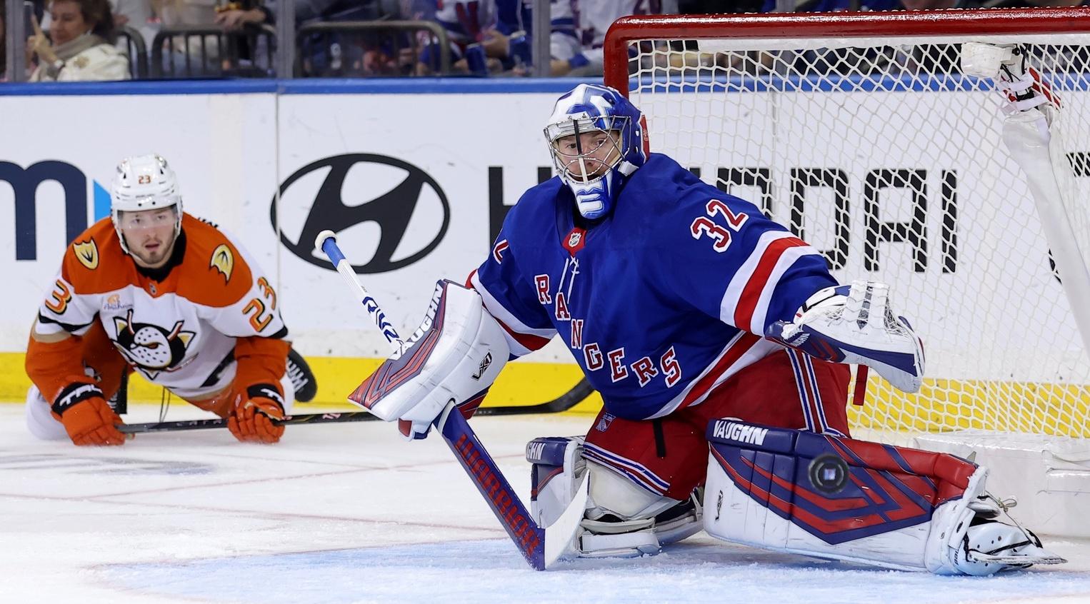 Jonathan Quick steady behind net as Rangers narrowly defeat Ducks, 2-1